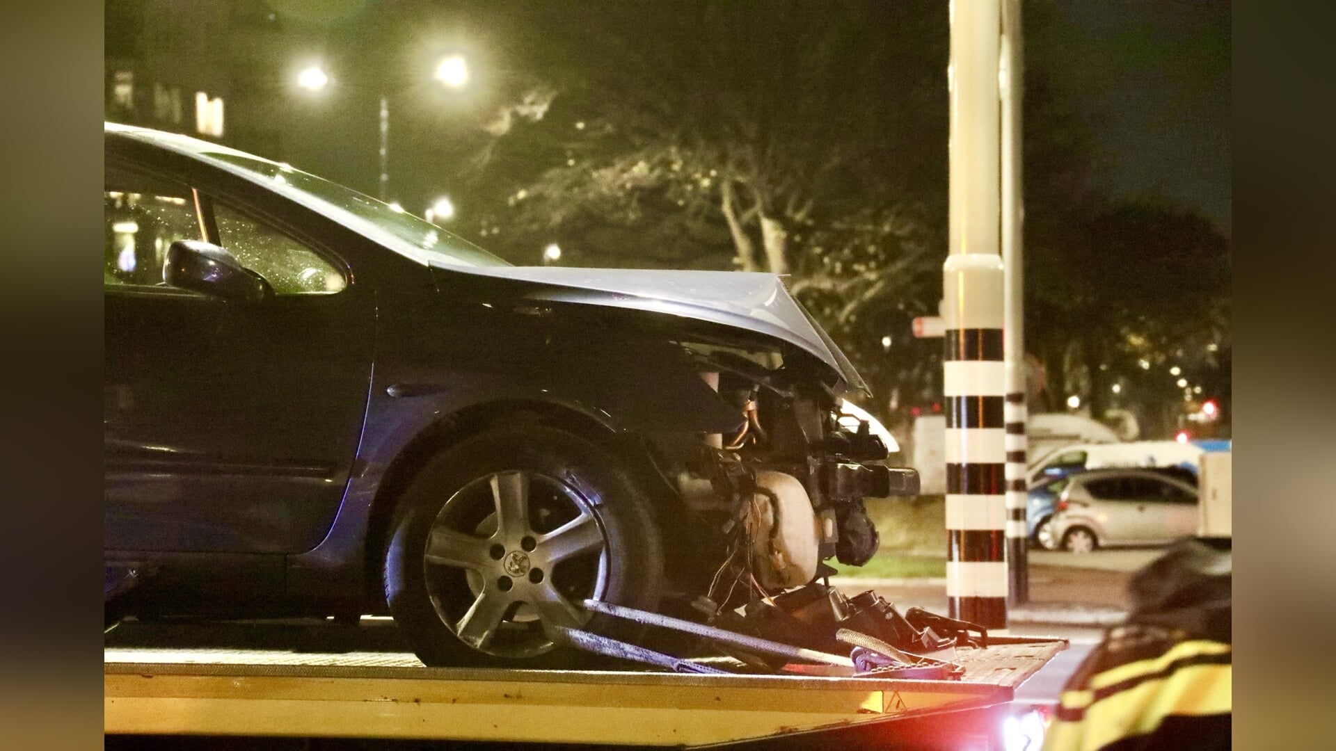 Auto ramt verkeerslicht aan Plesmanweg in Beverwijk