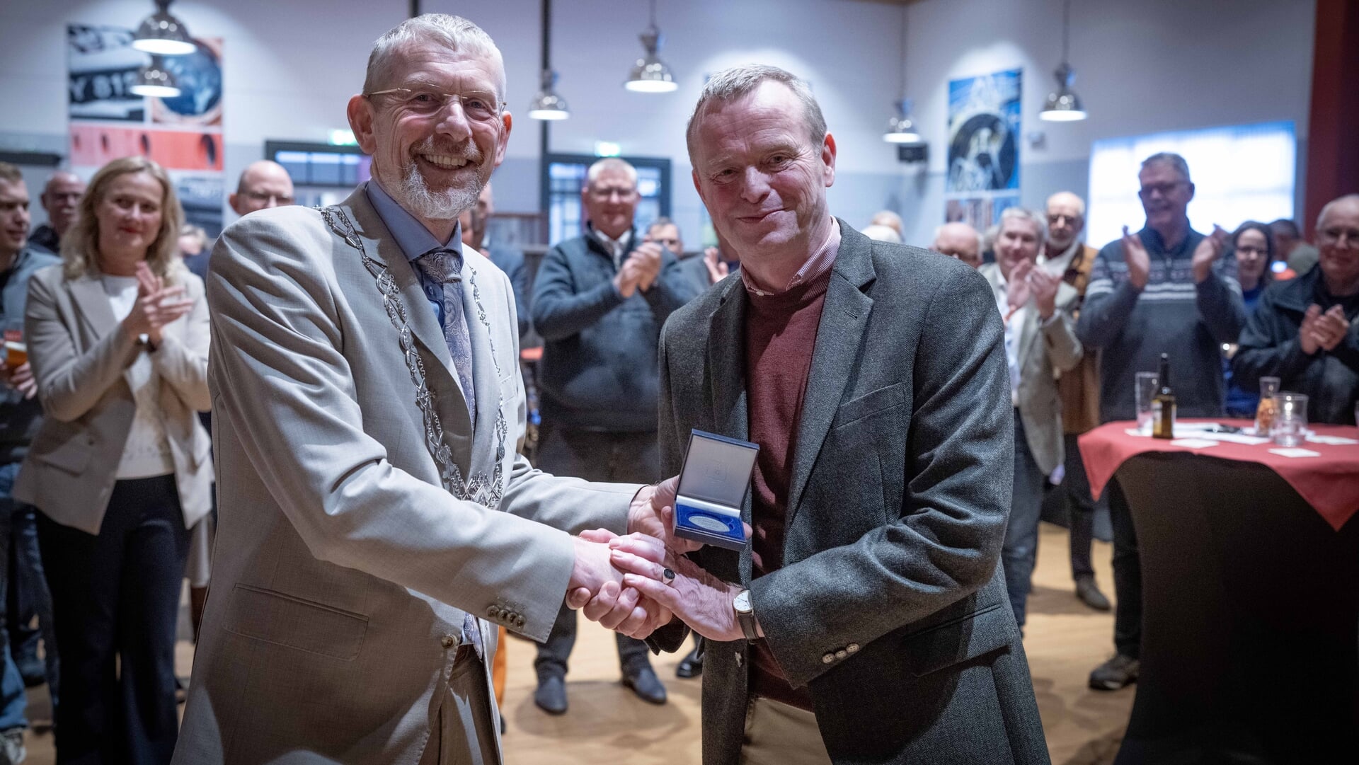 Zilveren erepenning voor Kees Boelema Robertus