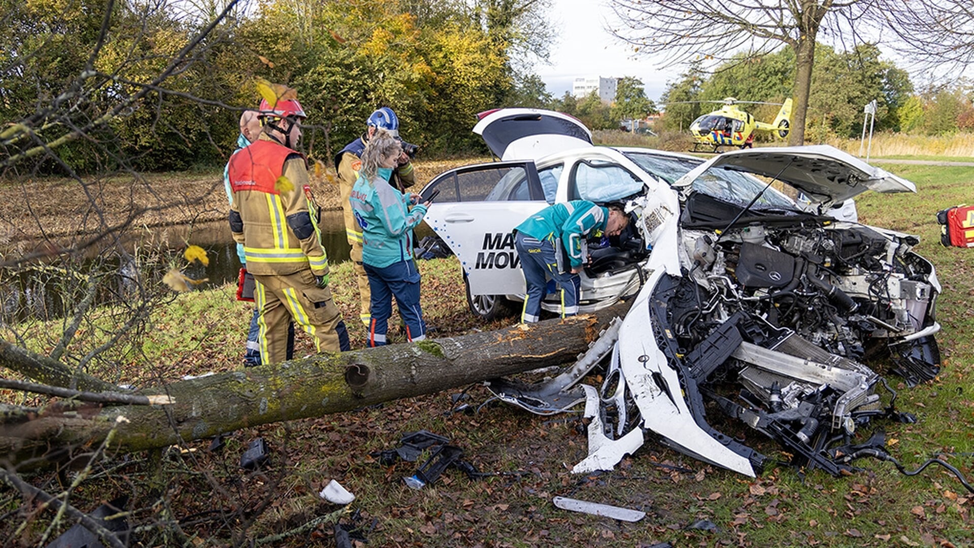 Eenzijdig ongeval in Hoofddorp: auto raakt lantaarnpaal en boom op Leenderbos