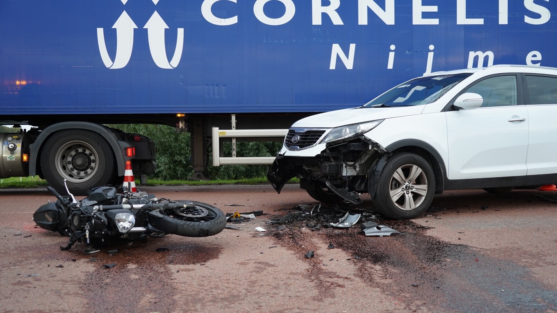 Aanrijding tussen auto en motor in Zwaagdijk-Oost: motorbestuurder naar ziekenhuis