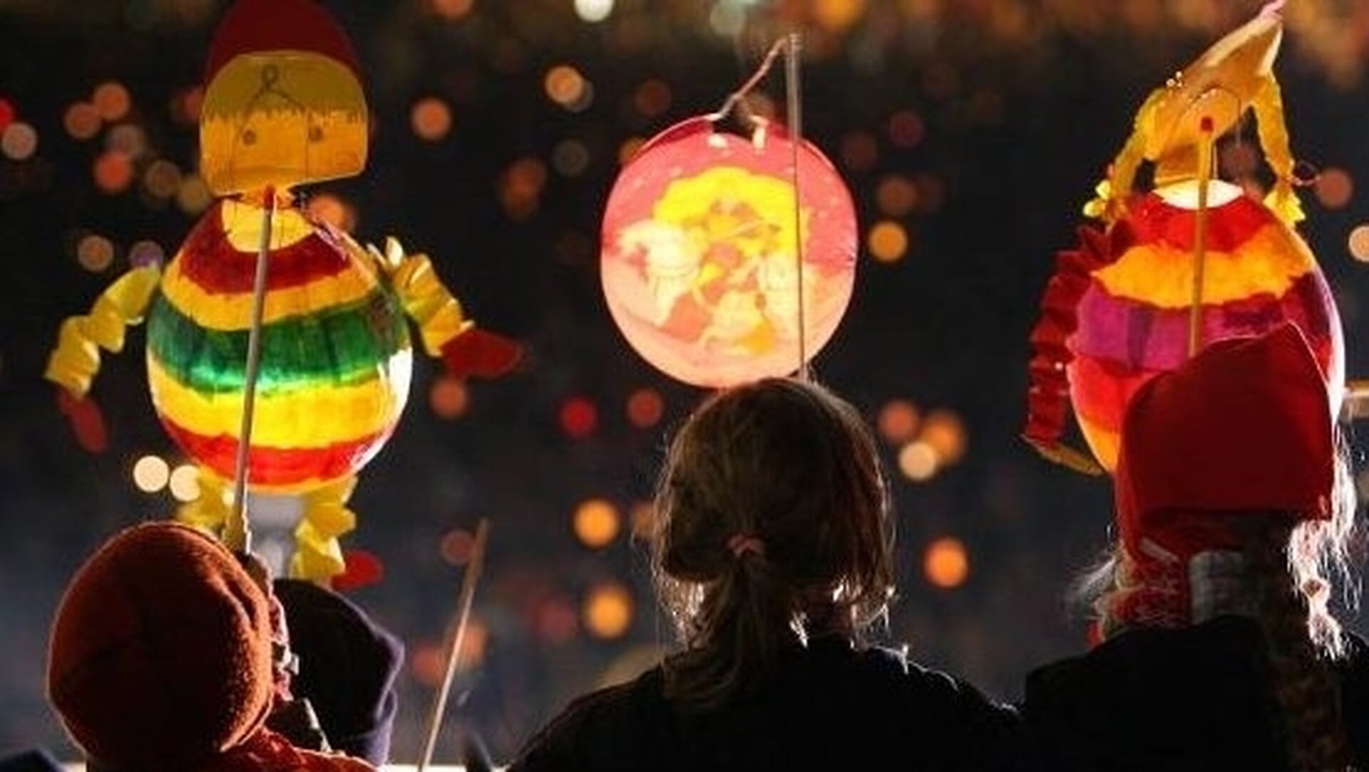 Lampionfeest rond Jacobuskerk brengt Sint Maarten tot leven in Schiedam-Noord