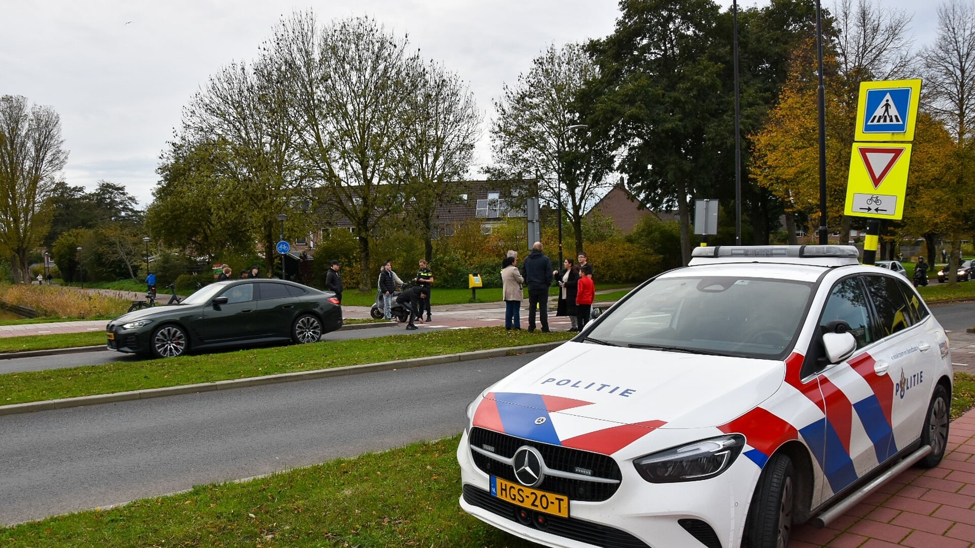 Scooterrijder knalt achter op stilstaande auto aan Haringvliet in Heerhugowaard