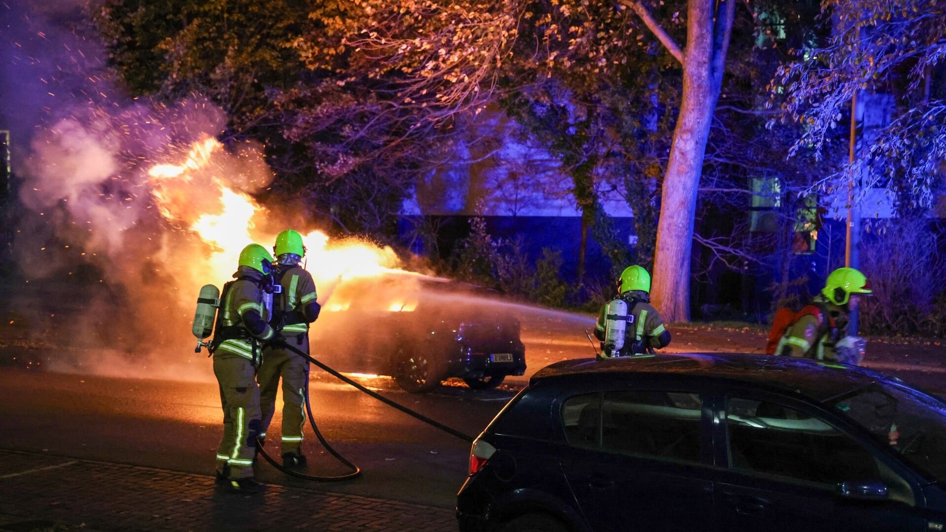 Felle autobrand verwoest voertuig in de Wagenstraat Maassluis