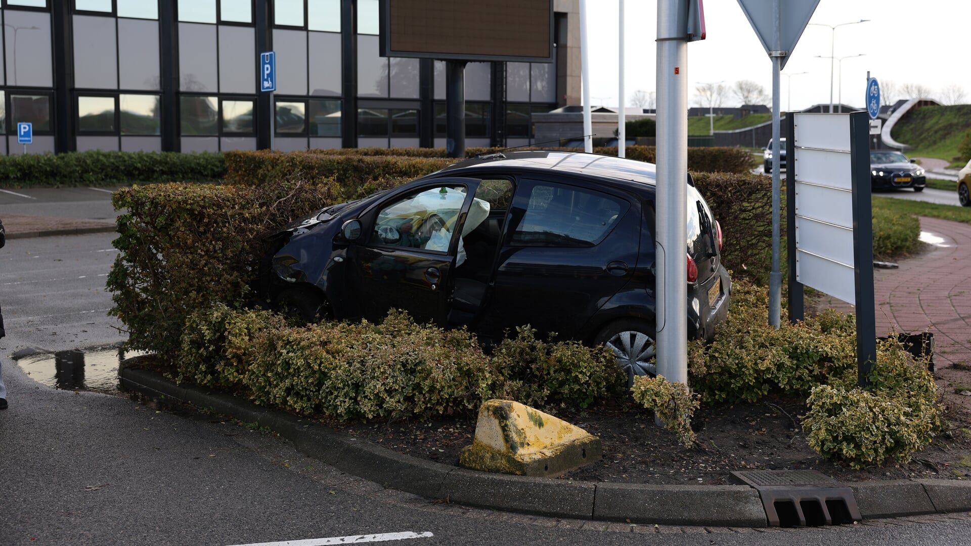 Automobilist schiet over middenberm en eindigt in heg op Paul Captijnlaan in Poeldijk