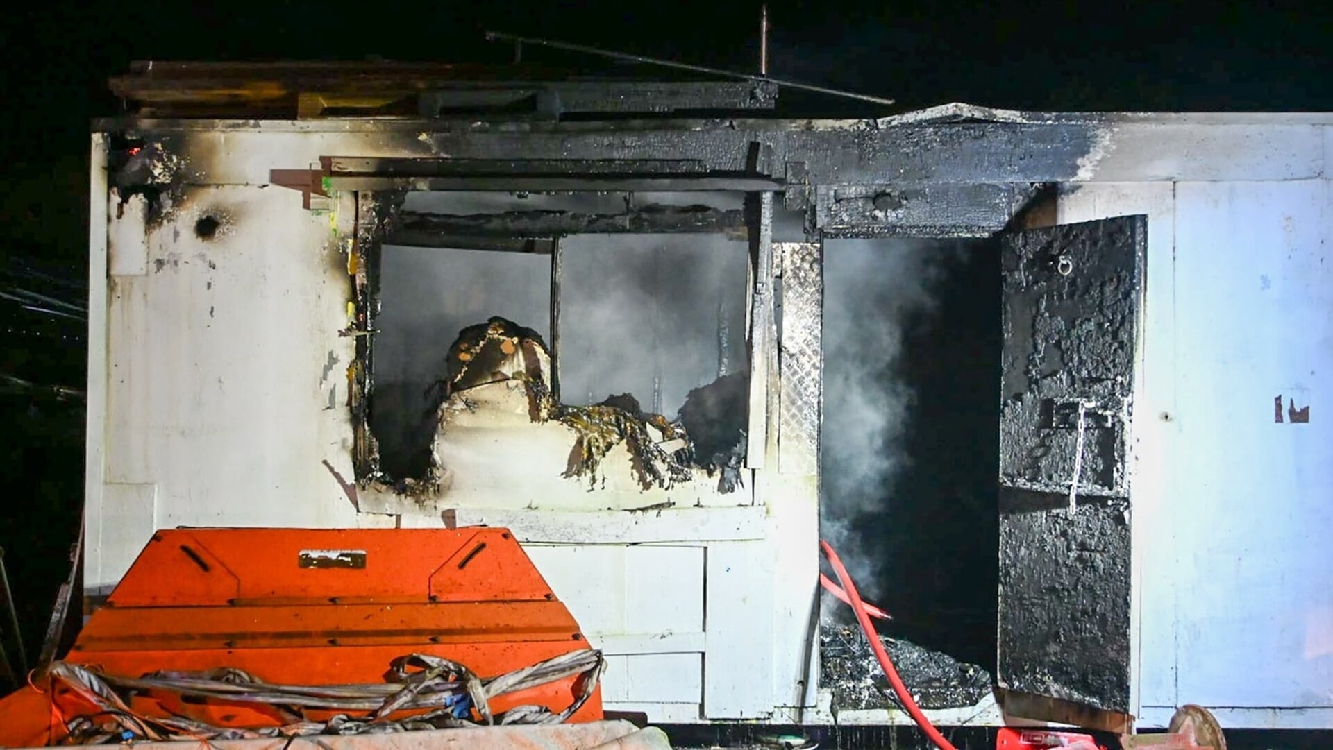 Chalet op boerderijterrein aan Oosterdijk in Bergen verwoest door brand