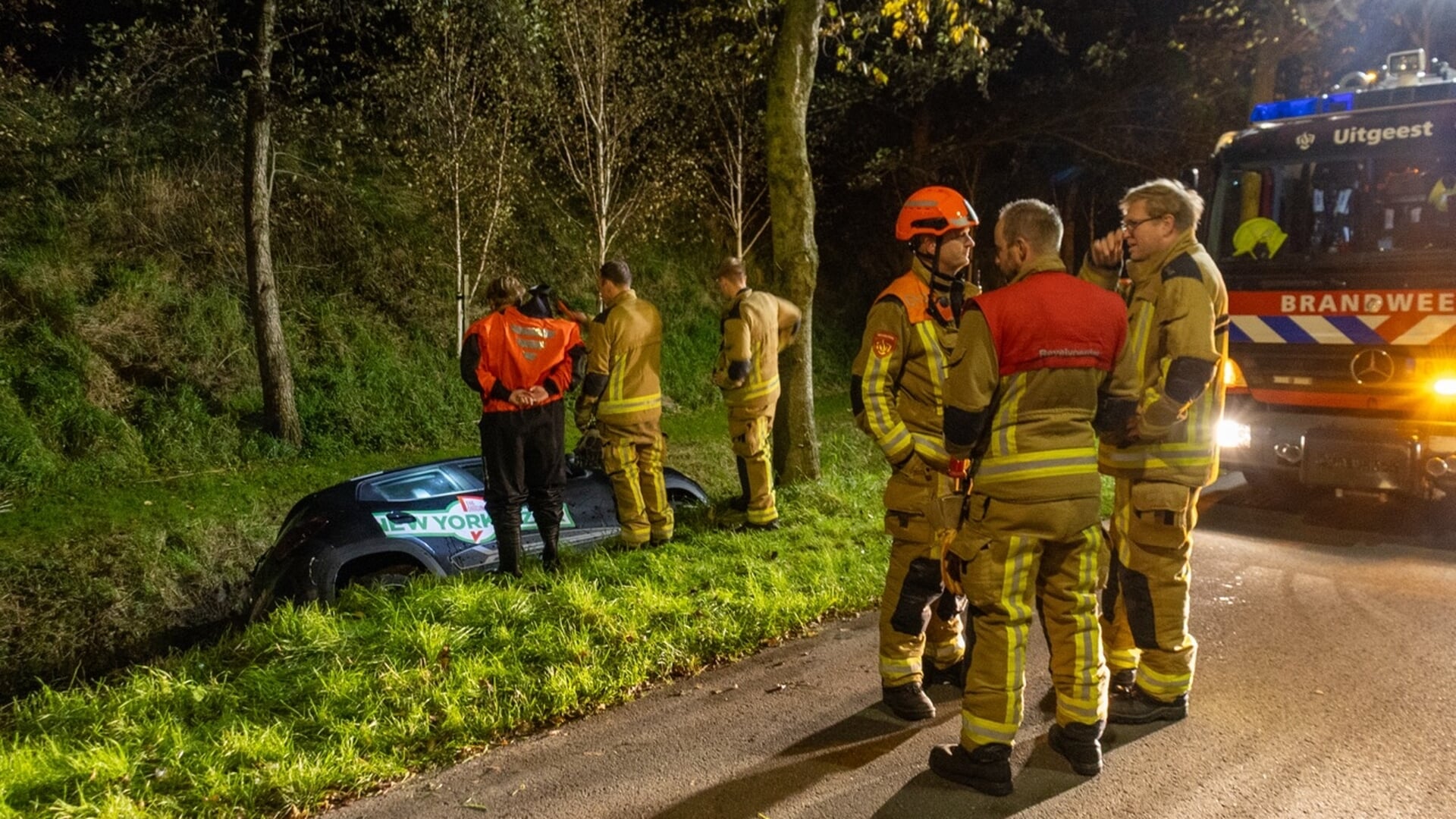 Te water geraakte auto langs Parallelweg in Uitgeest blijkt gestolen bij pizzaketen