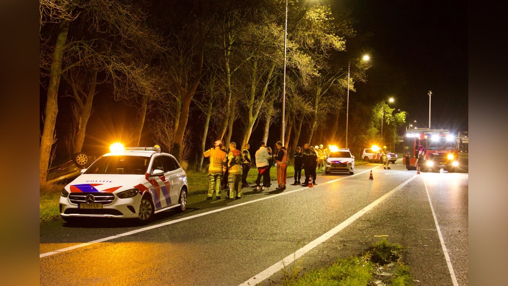 Auto ramt vrachtwagen op A9 afrit Uitgeest en eindigt ondersteboven in het gras