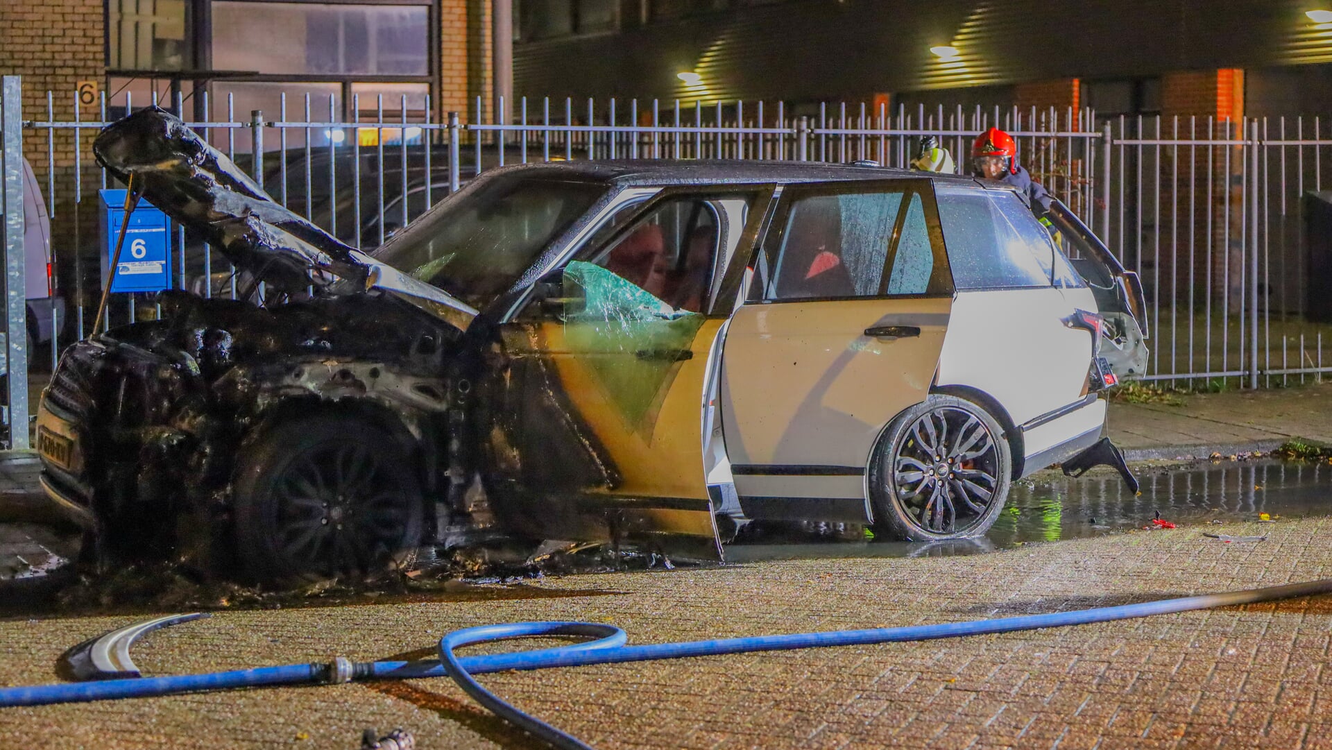 Auto total loss na brand aan Poortland in Amsterdam Nieuw-West