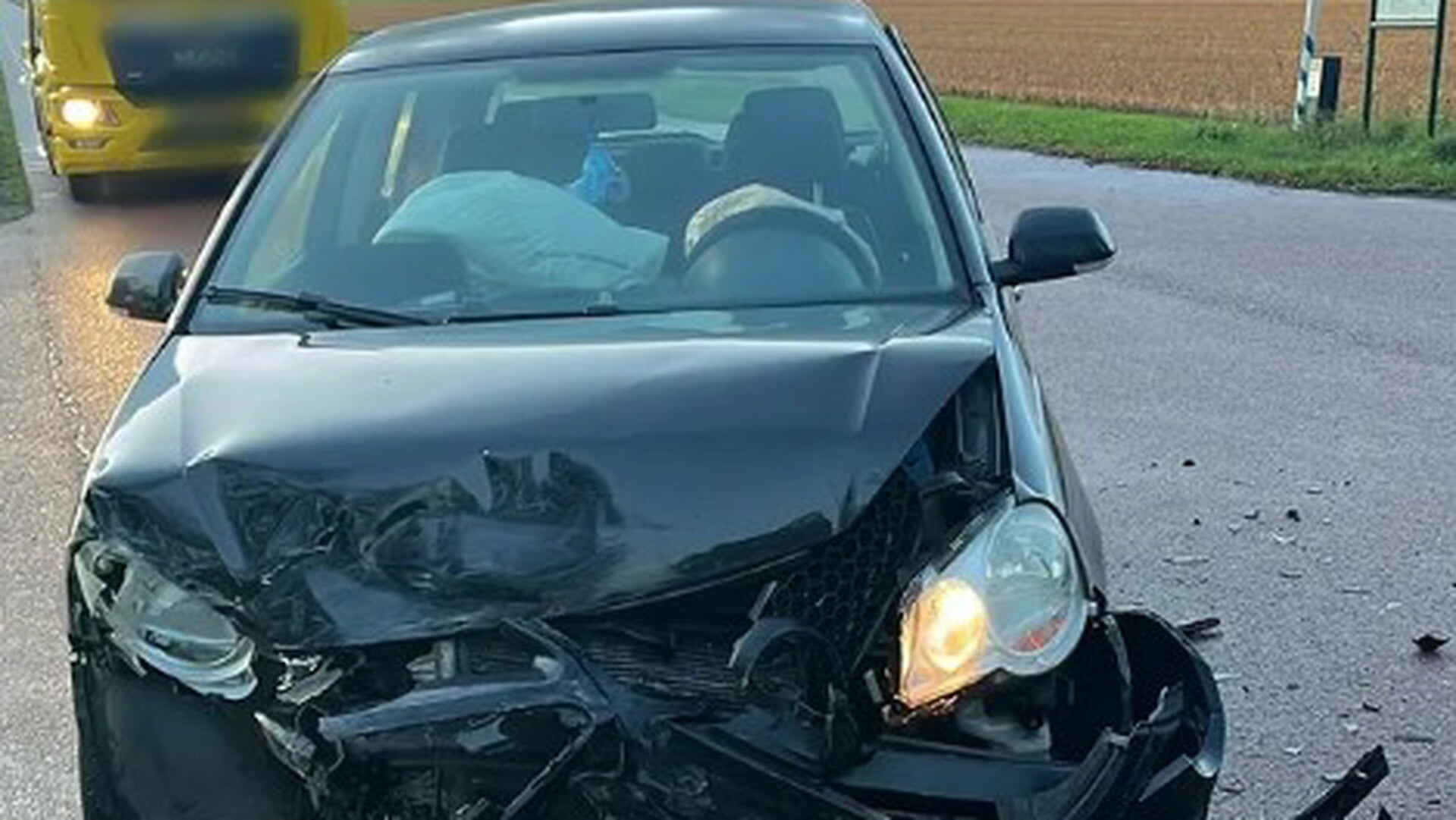 Auto te water na aanrijding op Keinsmerweg bij Schagerbrug