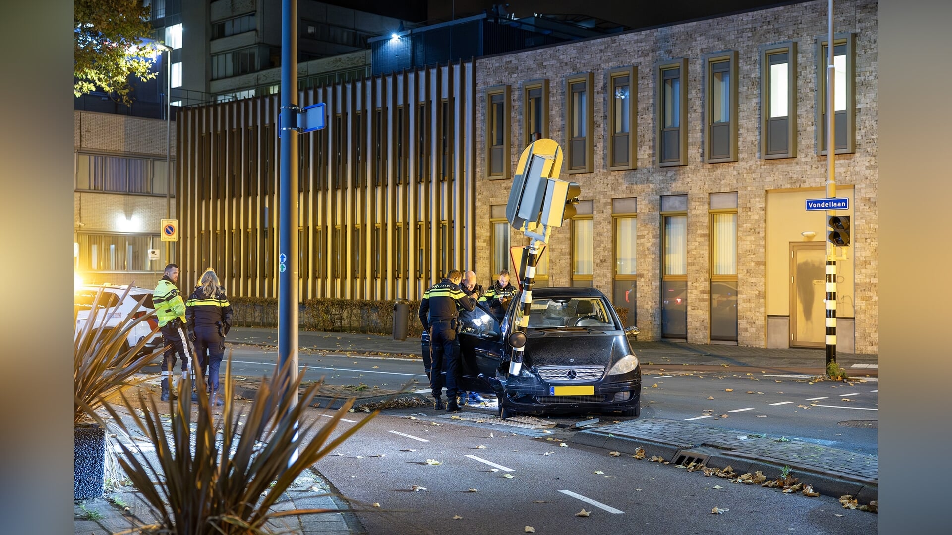 Automobilist raakt rijbewijs kwijt na botsing met verkeerslicht op kruising Velserweg en Vondellaan 