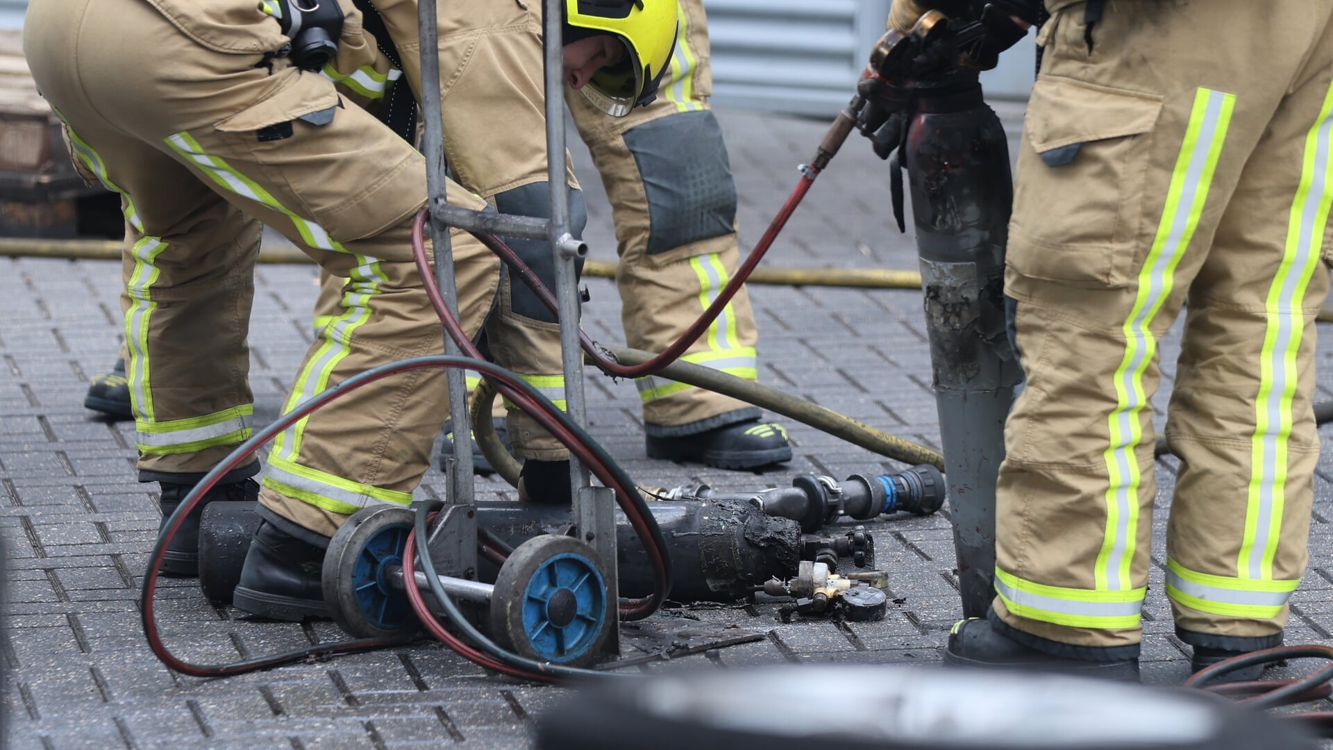 Brand in gascilinders bij autogarage in Den Hoorn