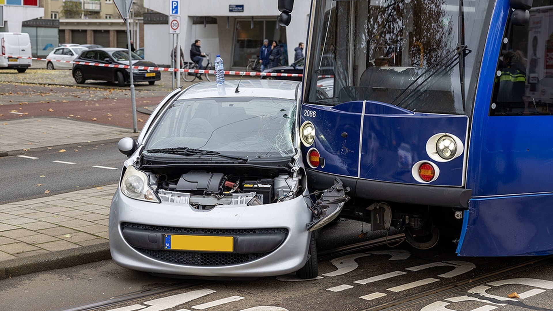 Automobilist raakt gewond bij aanrijding met tram in Amsterdam Nieuw-West
