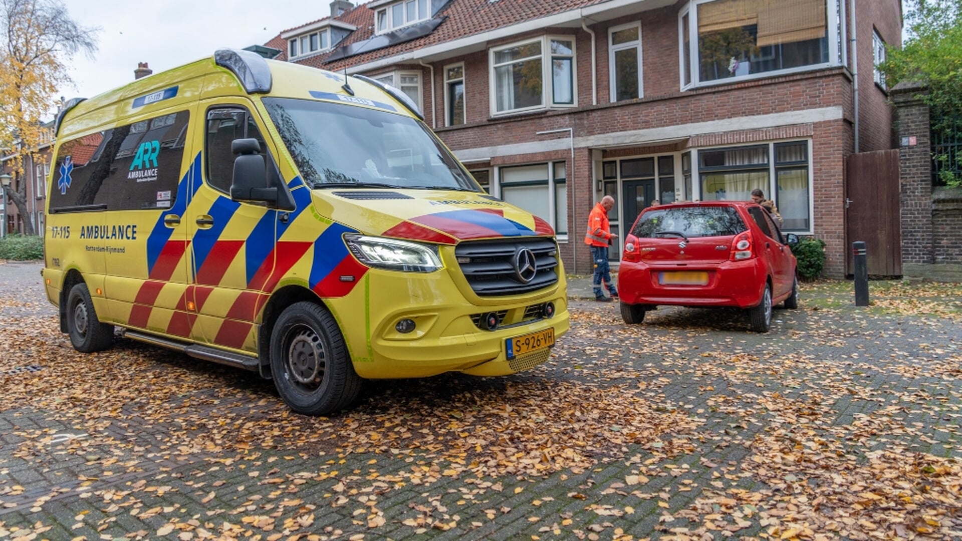 Man komt onder eigen auto terecht op Boslaan in Vlaardingen