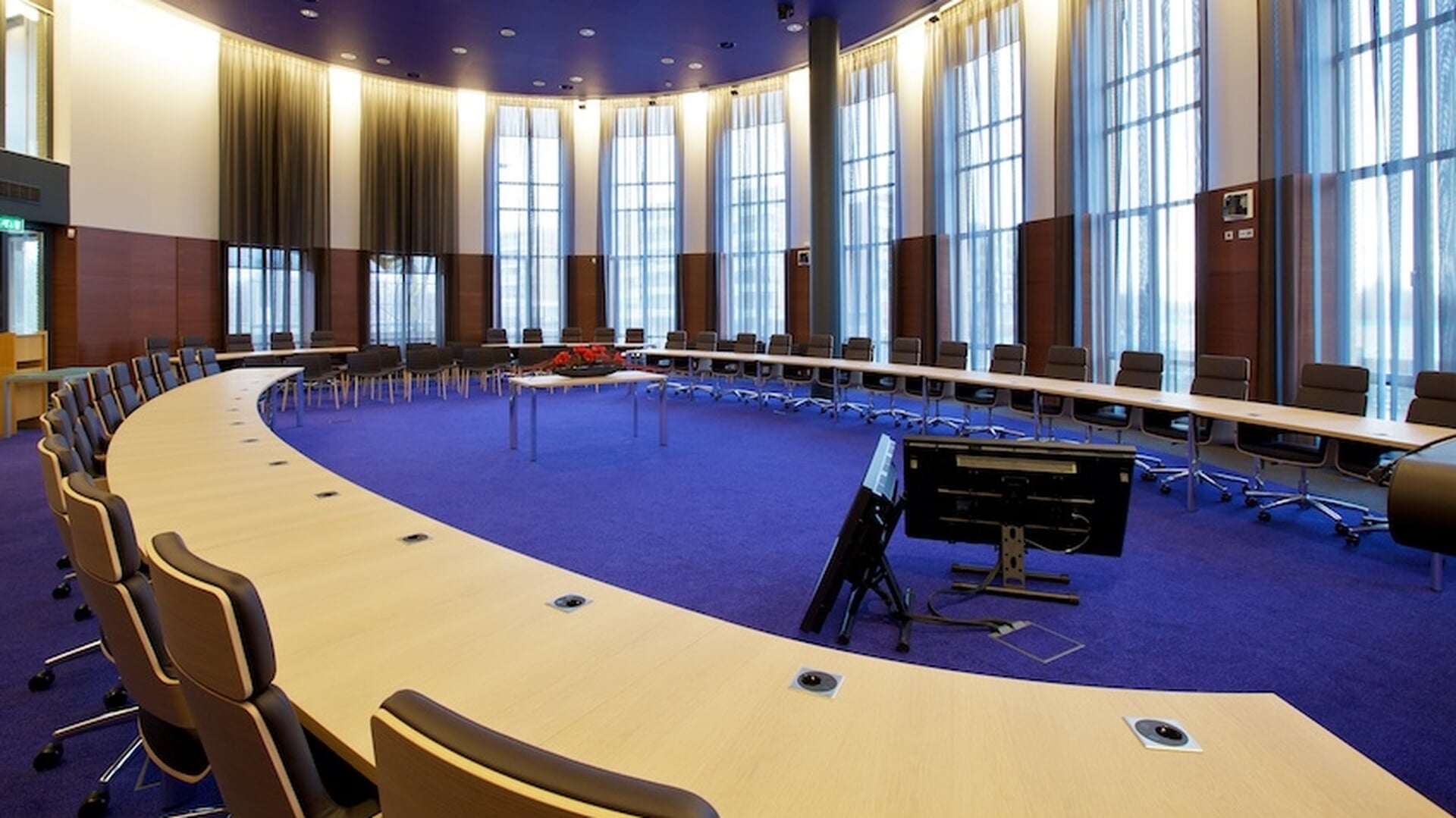 Leerlingen Castor College nemen raadszaal van Beverwijk over