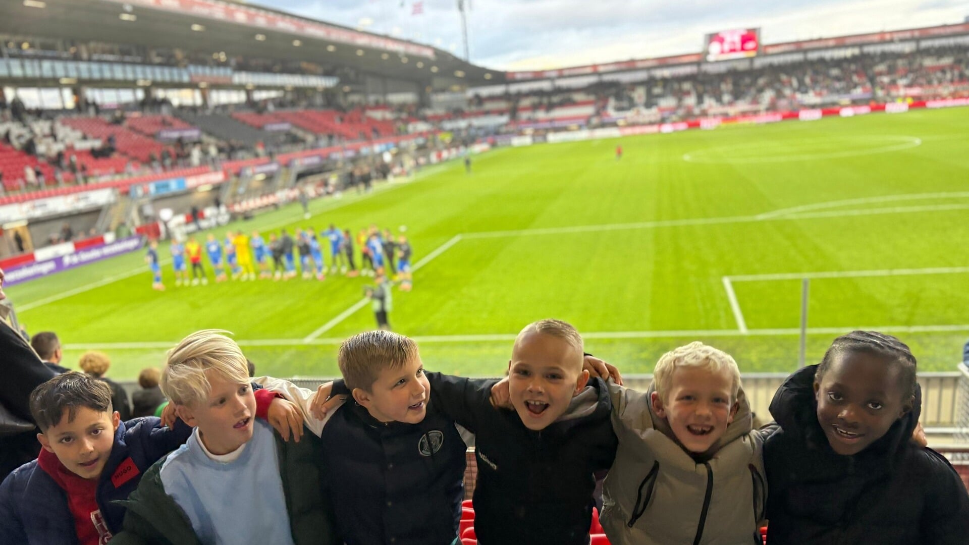 Jeugd van HVC’10 bezoekt wedstrijd van Sparta