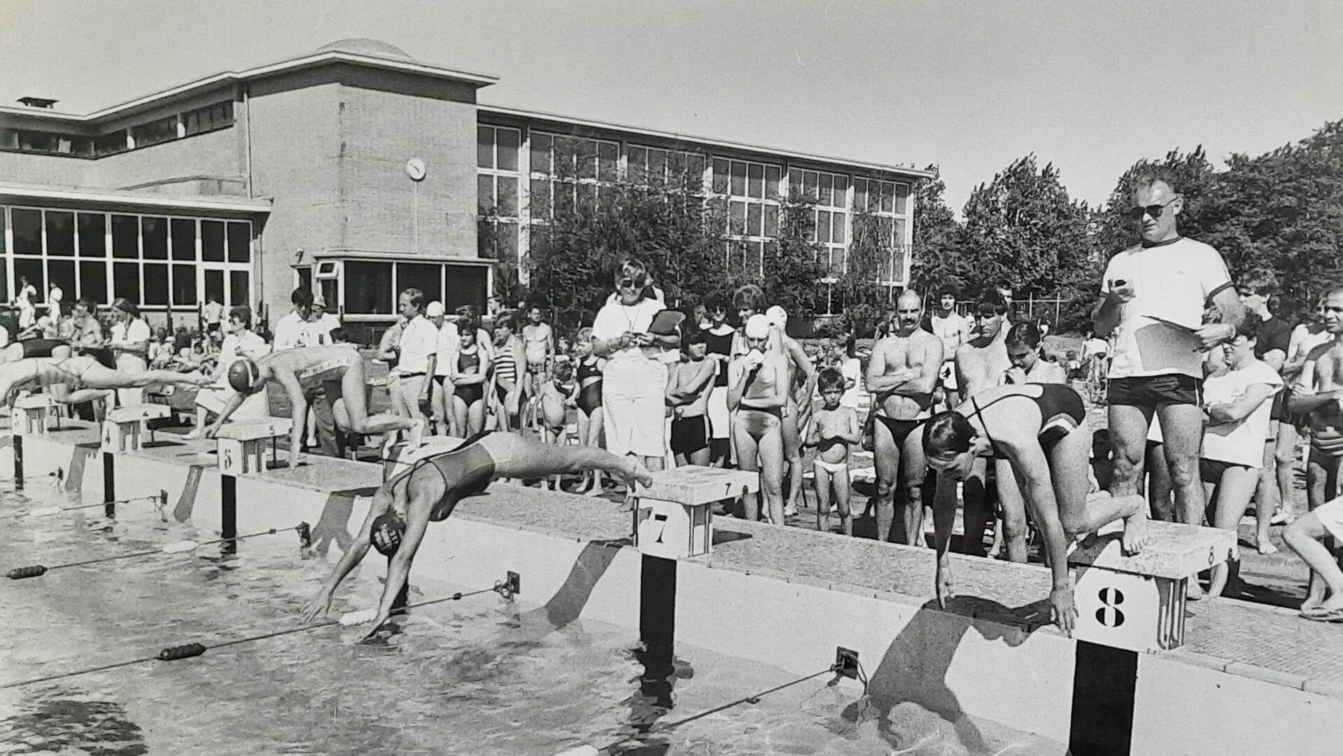 Voetbalclubs moeten nu wijken voor een nieuw zwembad