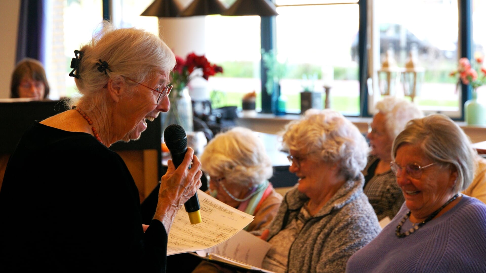 Dirigent Pieter Raat-koor legt haar stokje neer: ‘Muziek is rode draad door ons leven’