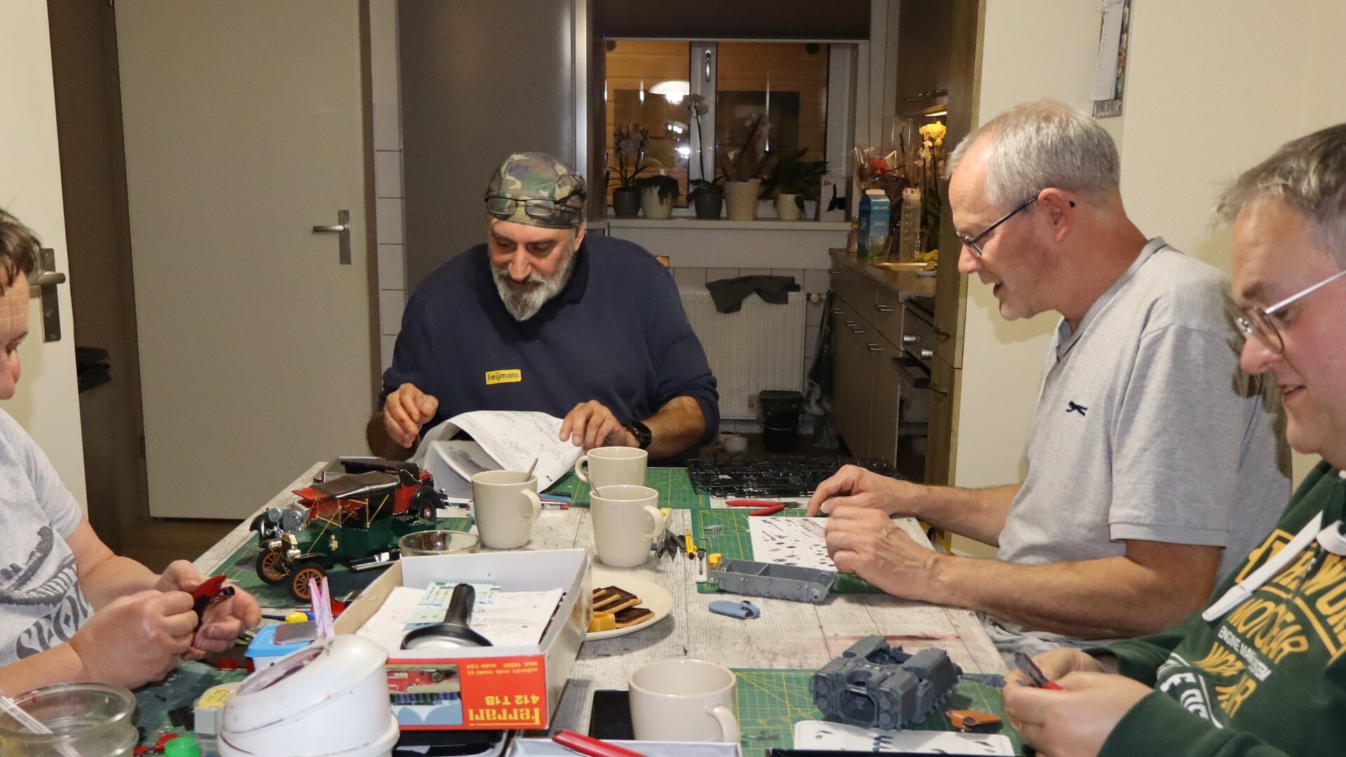 Modelbouw in Alphen: van tanks tot oldtimers aan de keukentafel