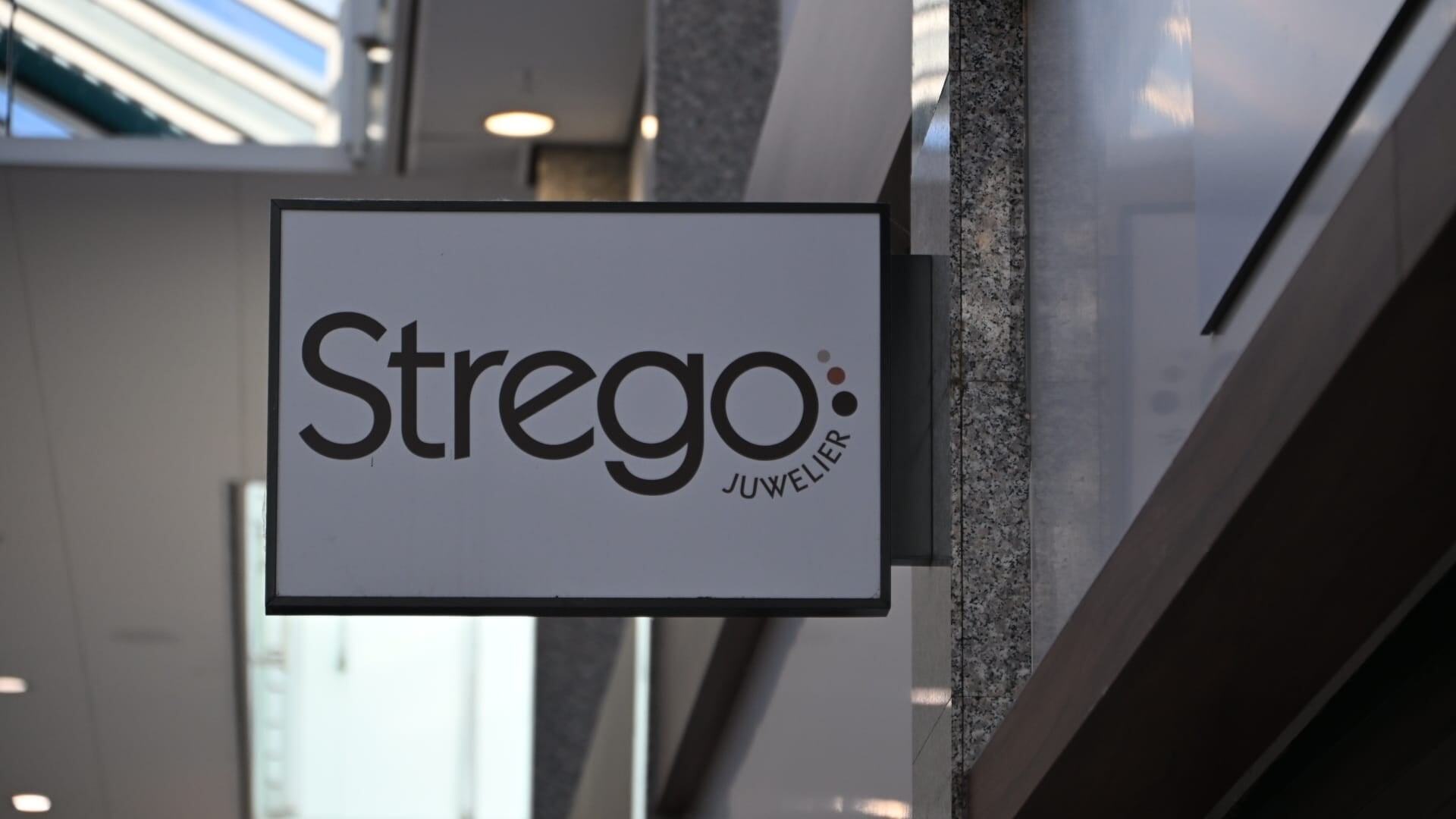 Nachtelijk bezoek bij Juwelier Strego in Heiloo: politie zoekt getuigen van inbraak