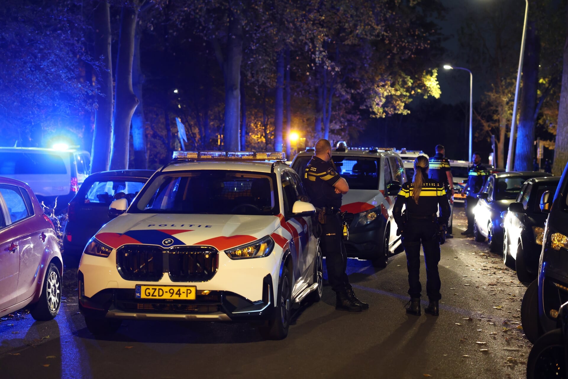 Grote politie-inzet na auto te water; bestuurder belaagt hulpverleners