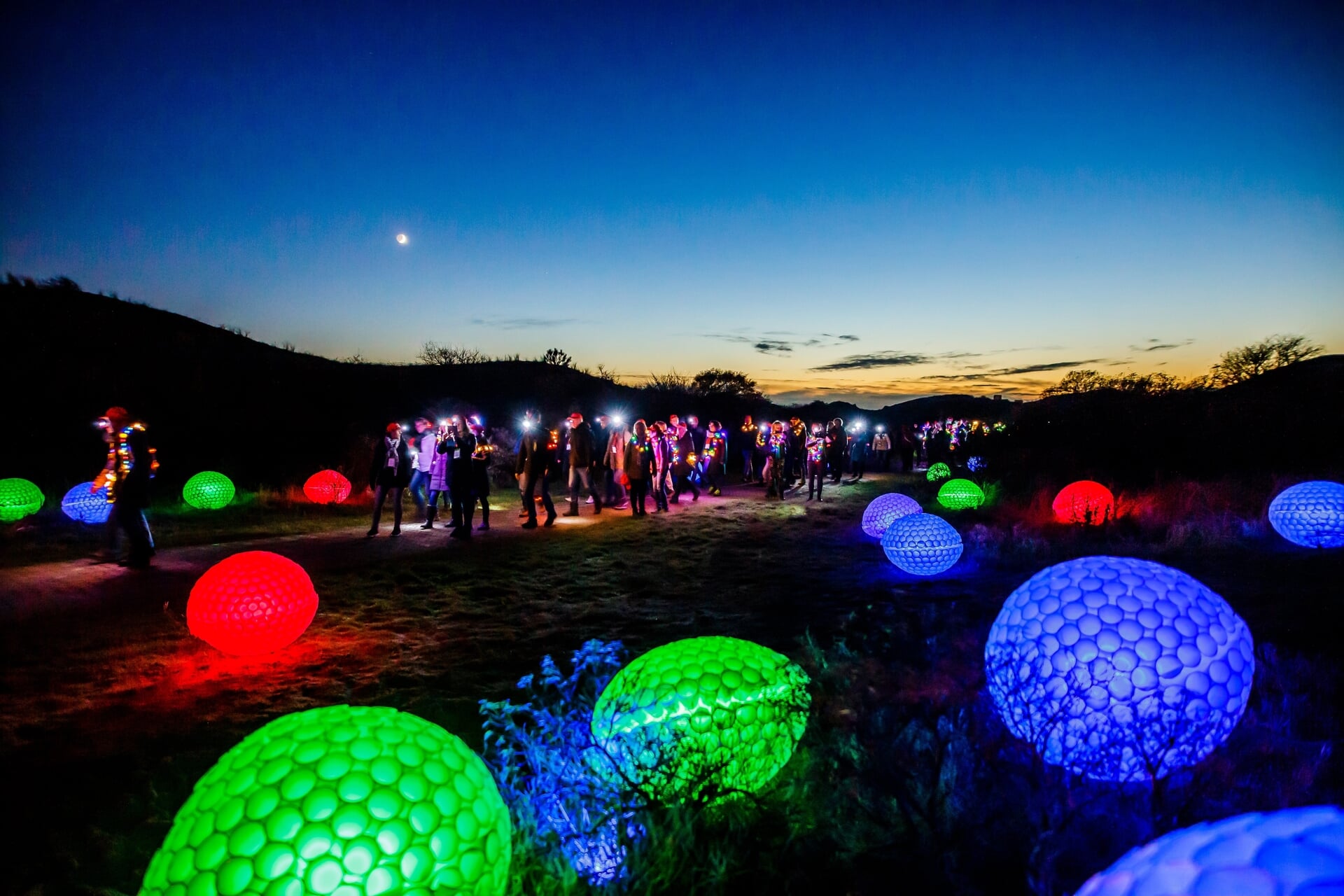 Fjoertoer Egmond opnieuw uitverkocht: ‘Zeventienduizend wandelaars klaar voor lichtjesparadijs’