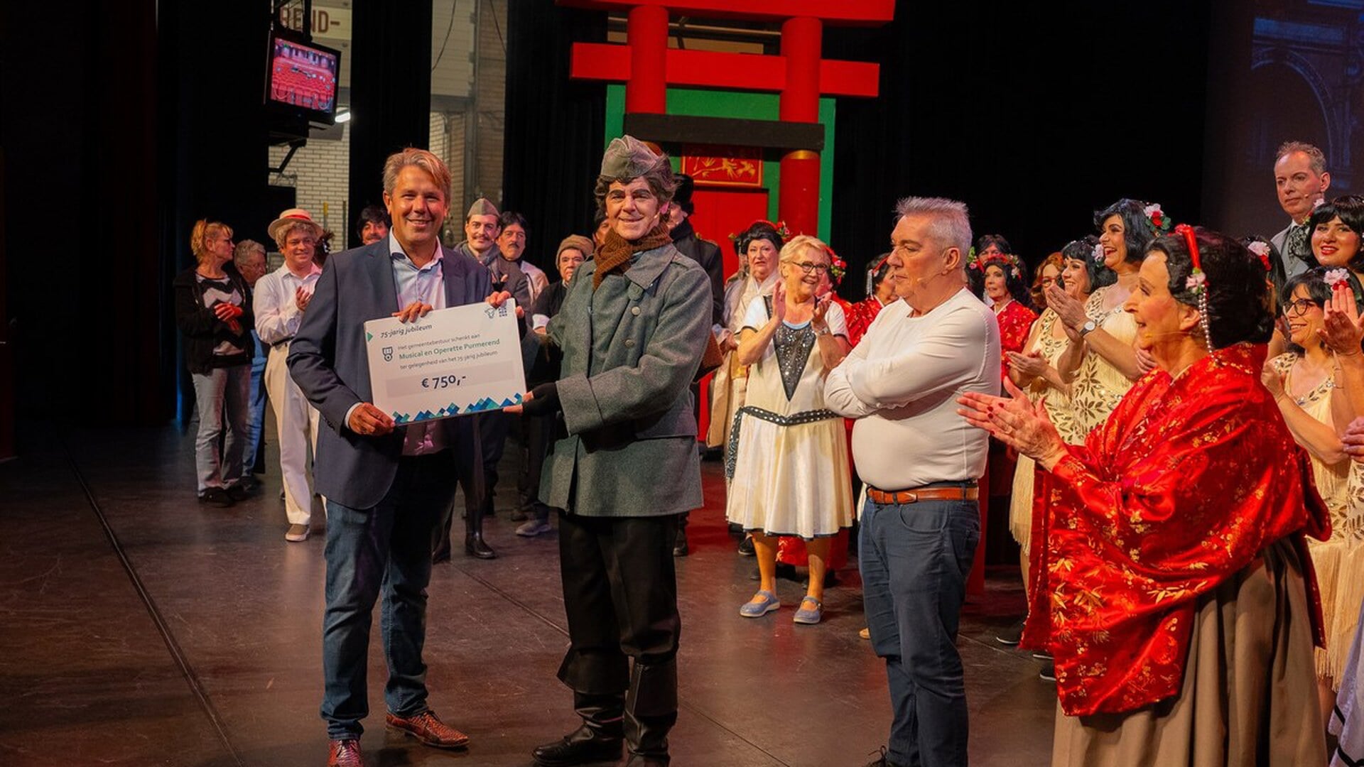 Musical & Operette Purmerend ontvangt waarderingscheque voor 75-jarig jubileum