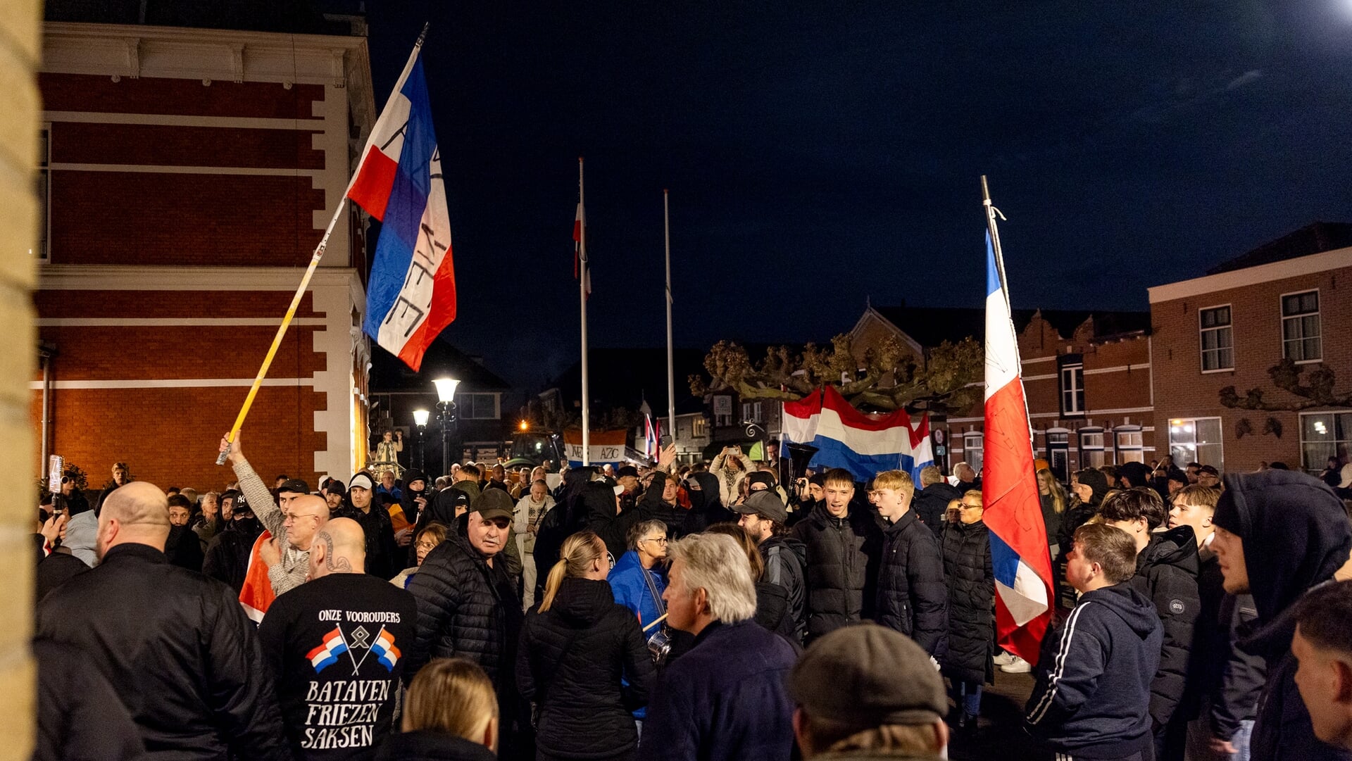 Actiegroep van 500 mensen demonstreert voor gemeentehuis Uitgeest tegen komst azc