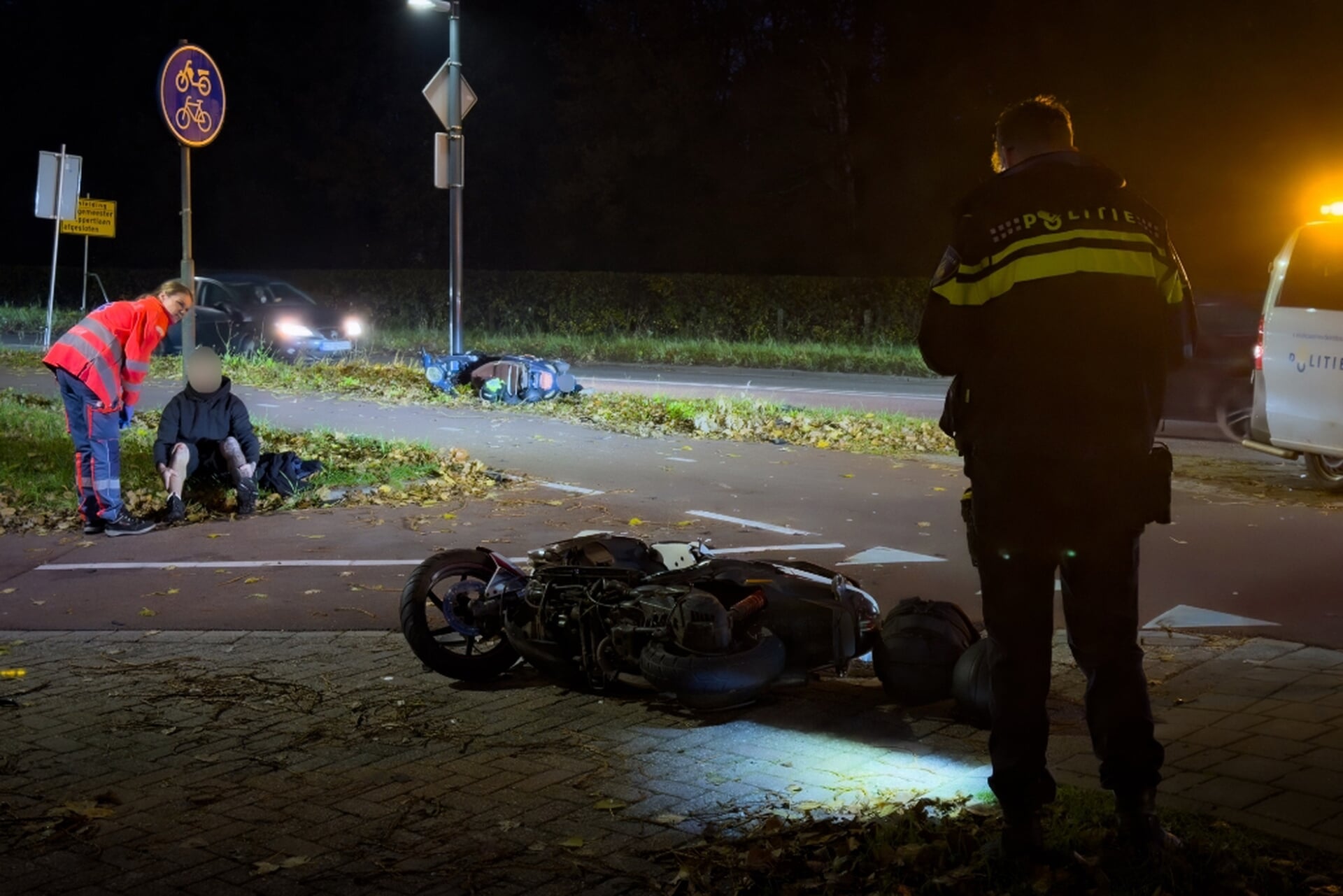 Twee scooterrijders botsen op elkaar op Westfrankelandsedijk in Schiedam
