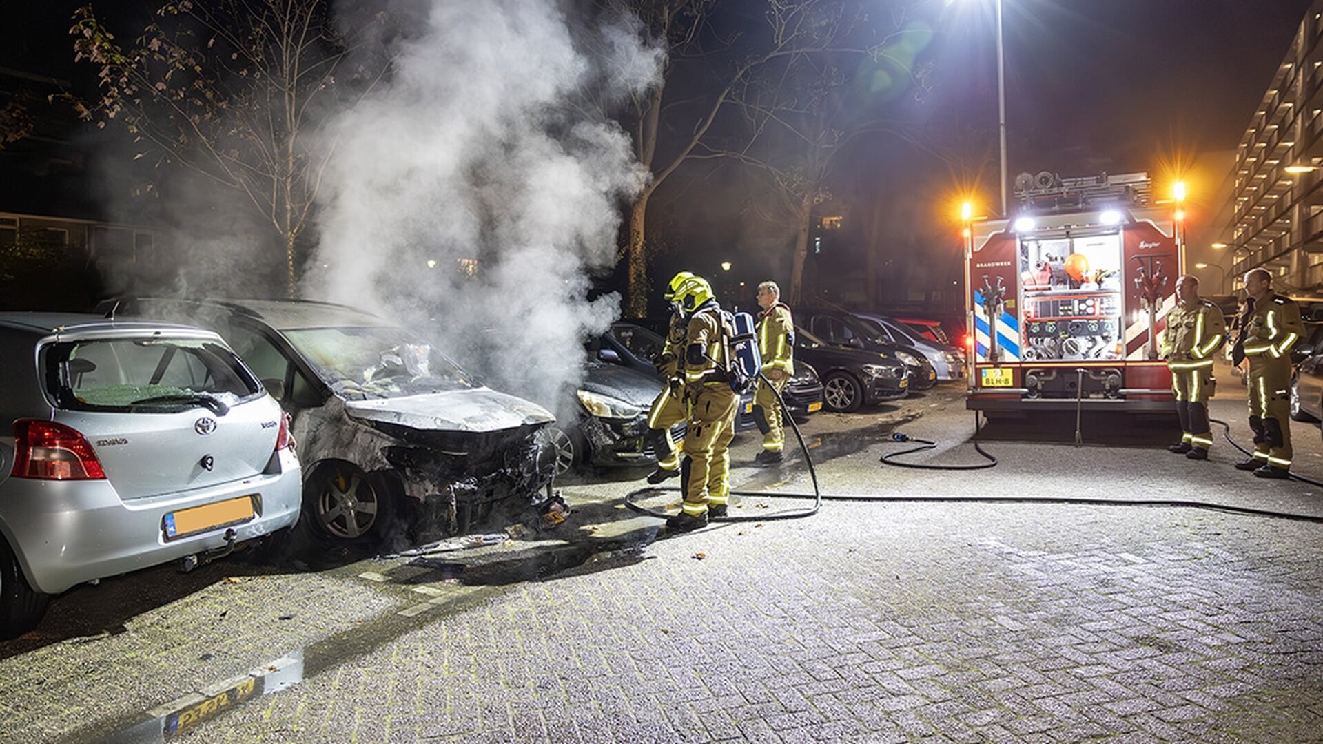 Drie auto's beschadigd bij nachtelijke autobrand