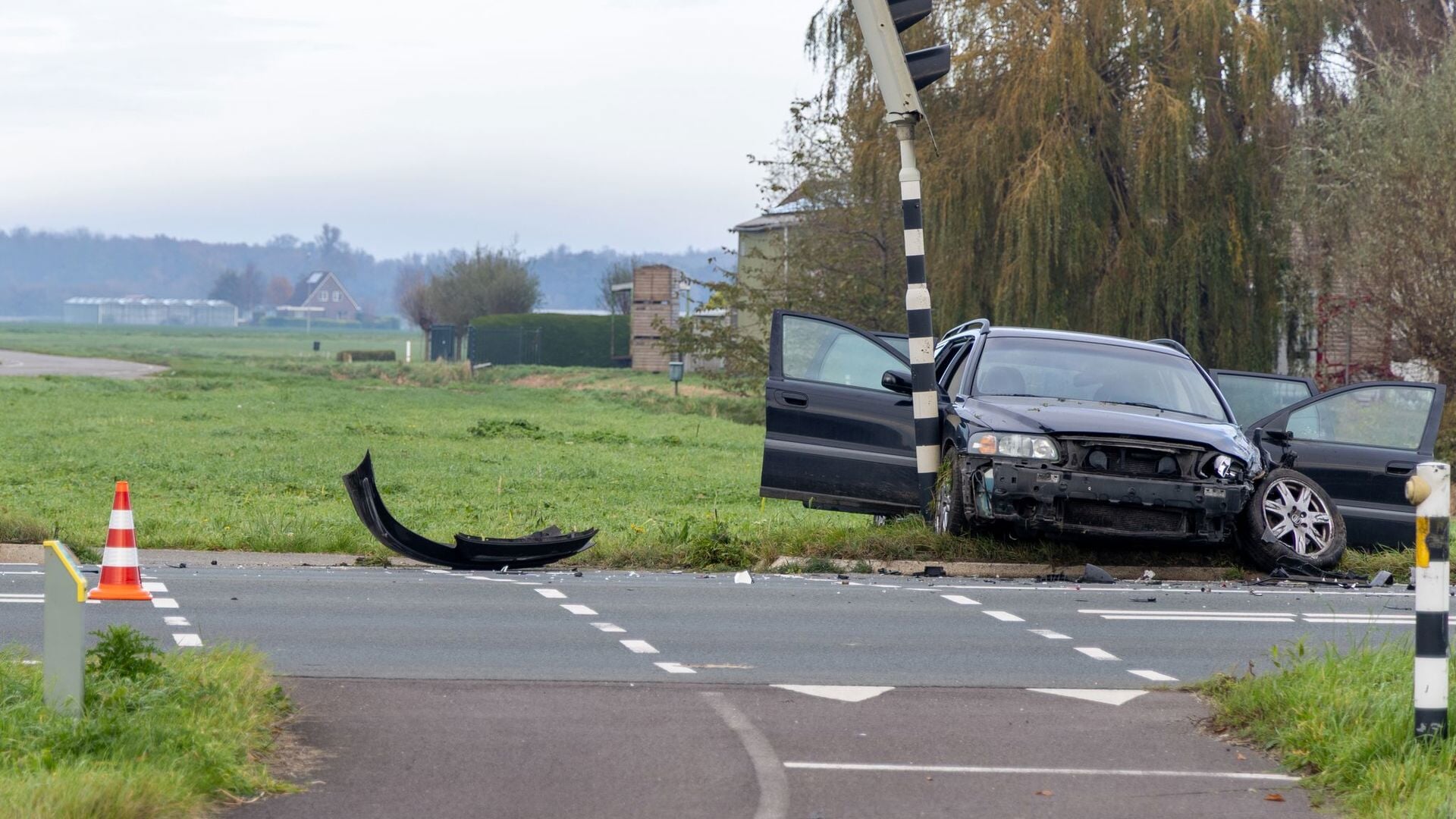 Veel schade bij ongeluk op kruising Raadhuislaan en Drechterlandweg in Grootebroek