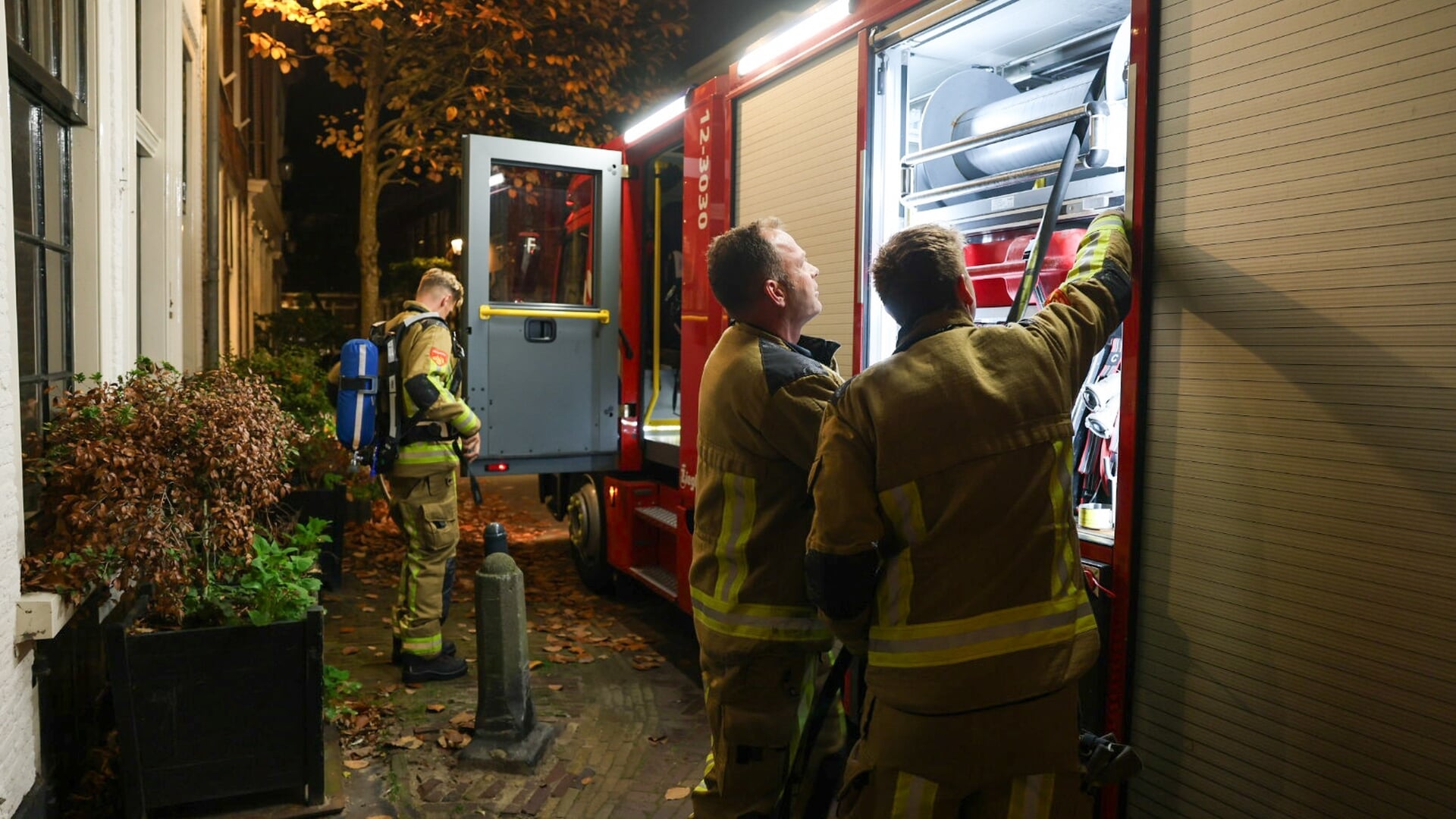 Brandweer forceert deur na brandmelding aan Lange Annastraat in Haarlem