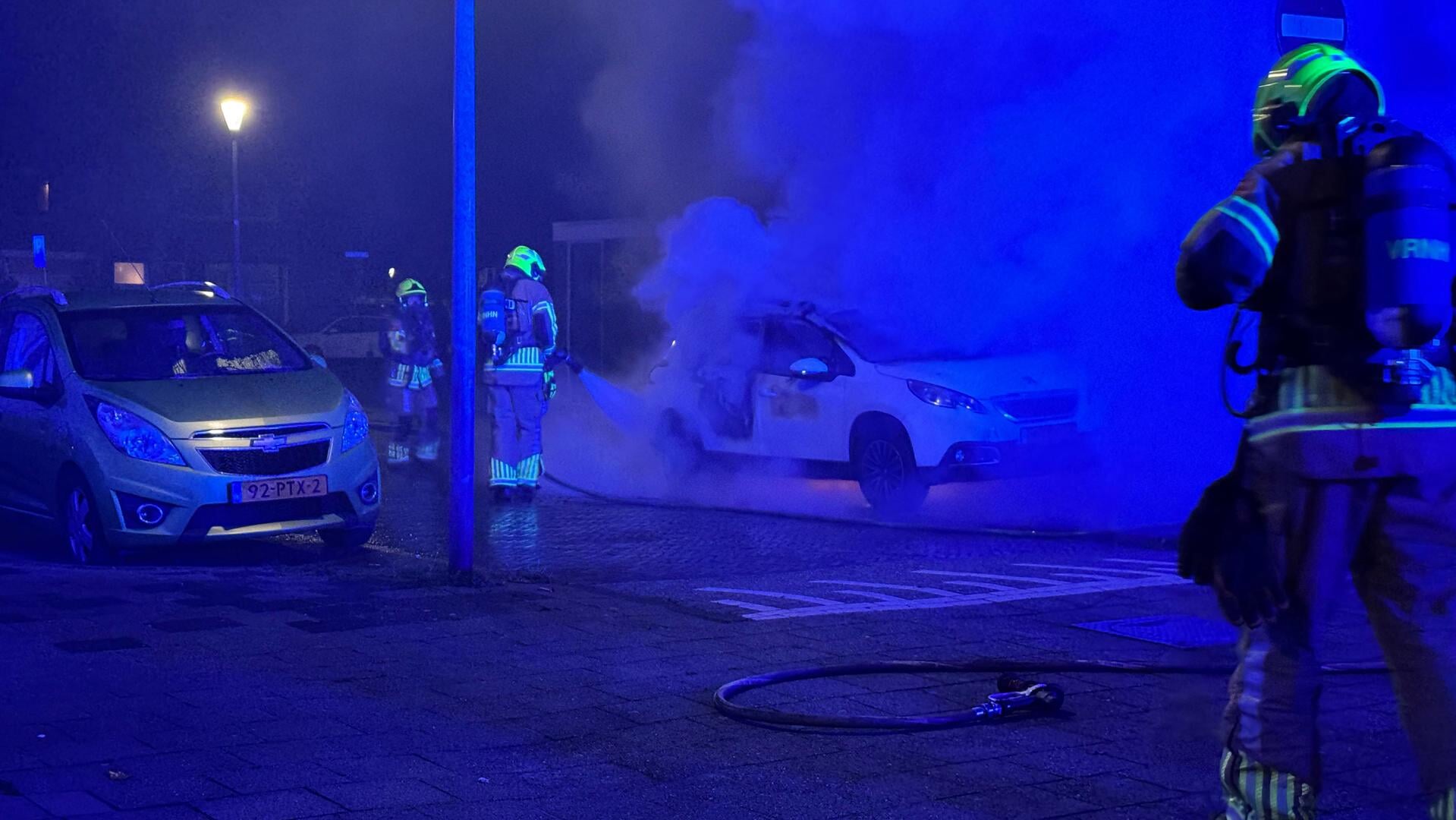 Auto in brand aan Brakkeveldweg in Den Helder, brandstichting niet uitgesloten