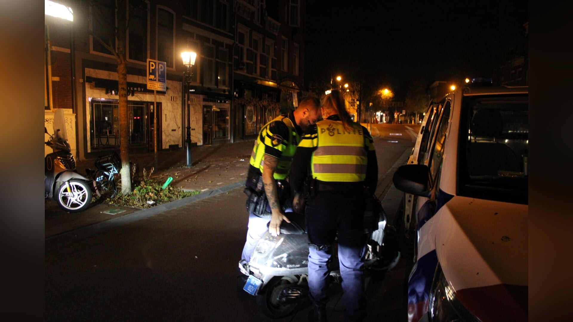 Scooterrijder zonder rijbewijs gewond na ongeluk aan Houtplein in Haarlem
