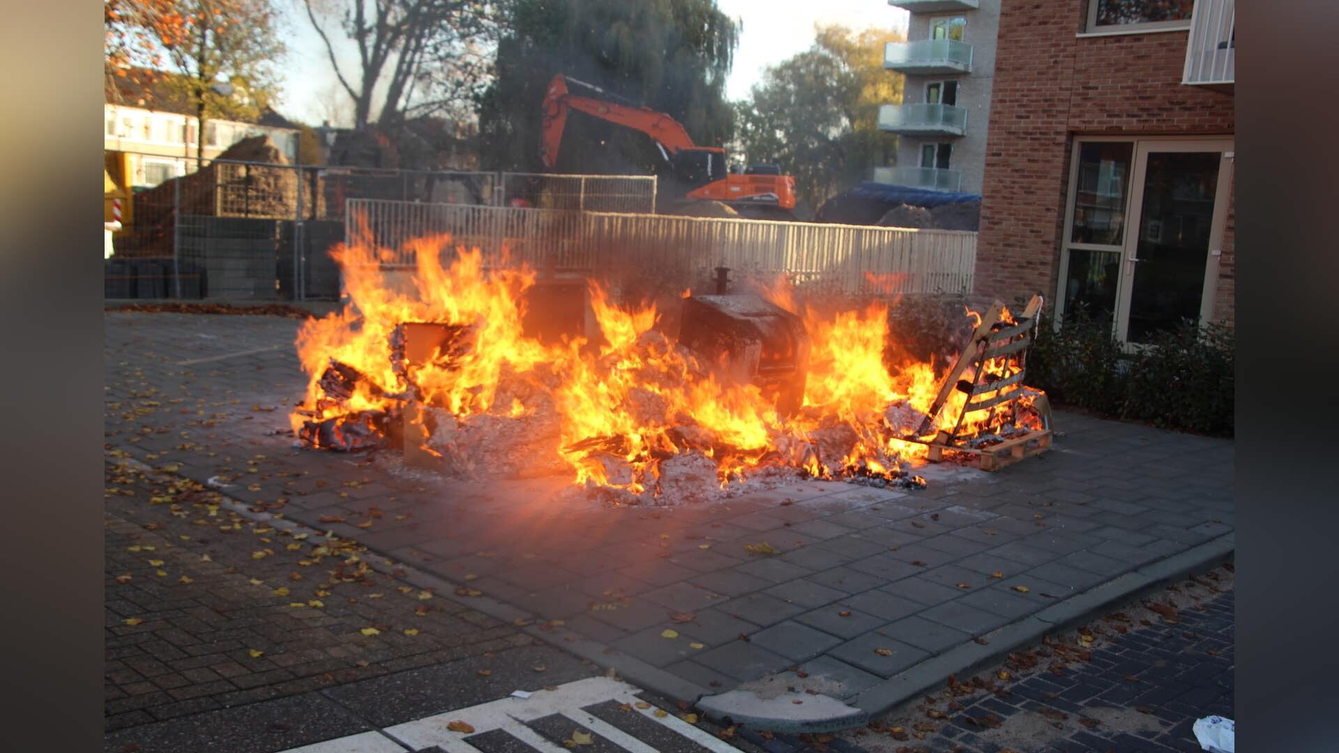 Vlammenzee bij twee ondergrondse containers aan Rembrandtstraat in Heerhugowaard
