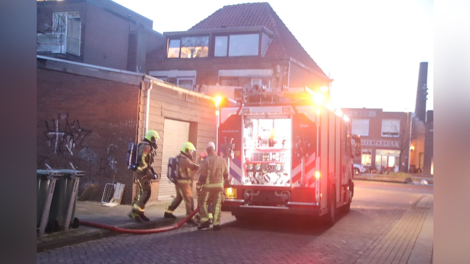 Container en bakfiets in brand aan Herensingel in Haarlem, brandstichting niet uitgesloten