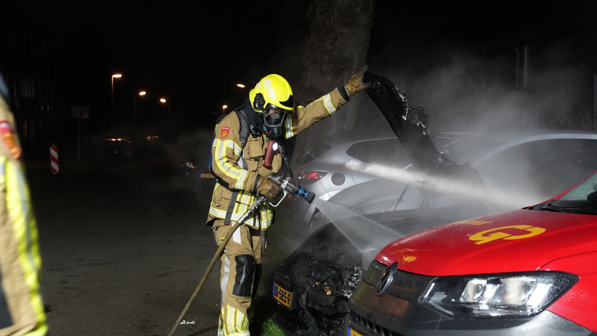 Porsche zwaar beschadigd door brand aan Schermerweg in Alkmaar
