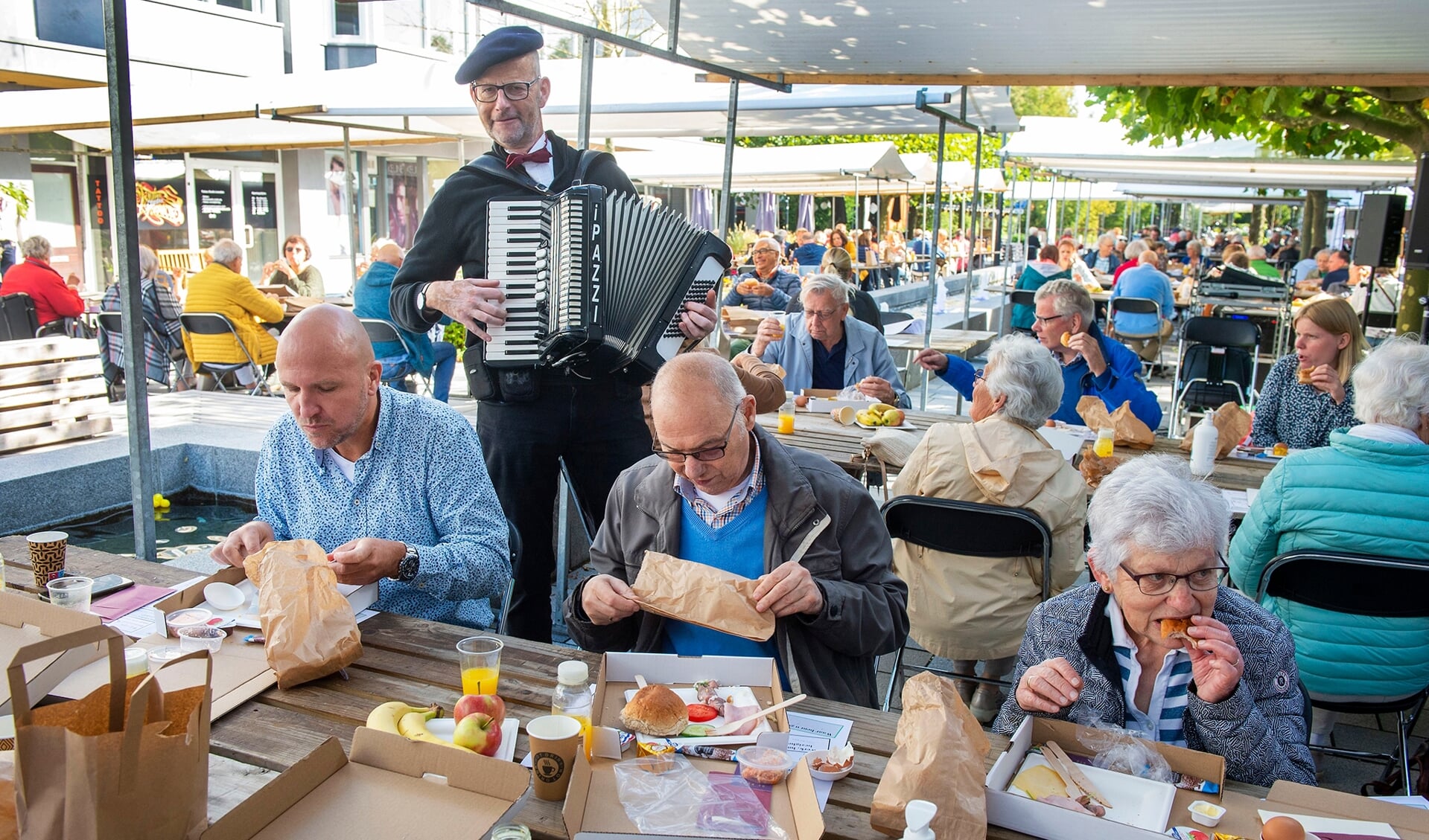 Winkeliersvereniging Hamershof Trakteert Zon 170 Vrijwilligers Op Een