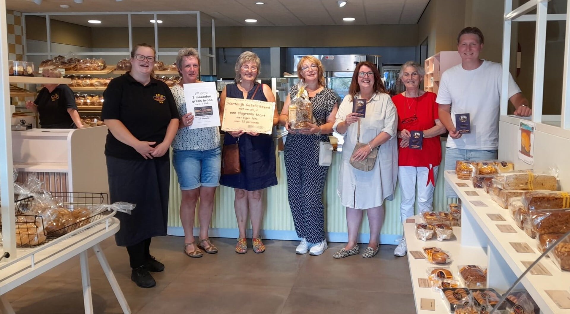 Trouwe klanten van vestiging Tolbert bedankt door Bakkerij van Esch