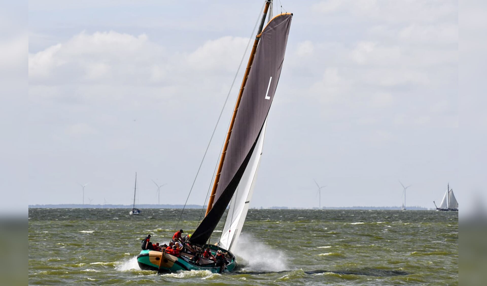 Lemmer wint bij Stavoren, Grou consolideert in een skûtsjestrijd vol chaos, aanvaringen, averij en h