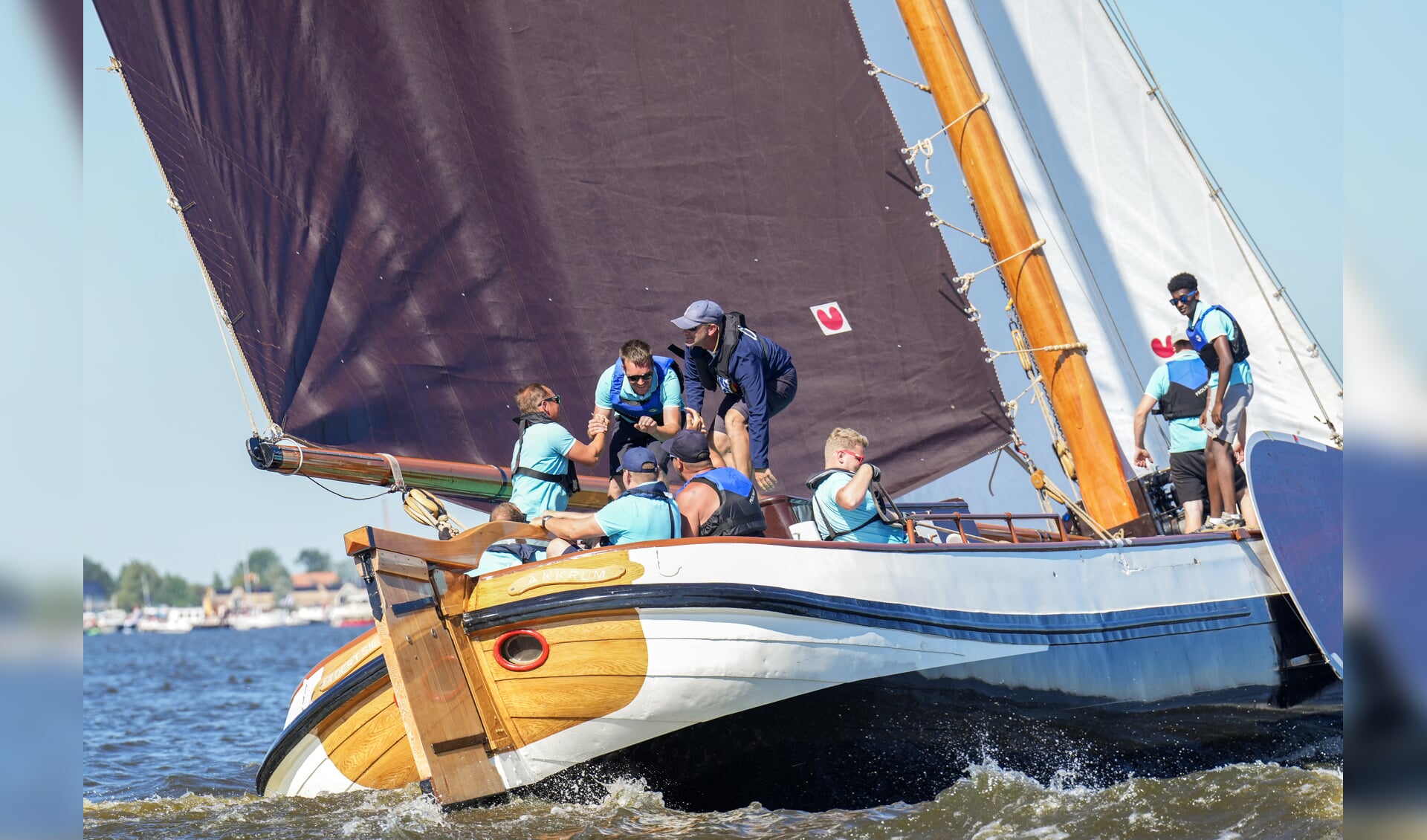 Sneker Pan wint bij Woudsend, Skûtsje Akkrum tweede en Heerenveen op de vierde plaats