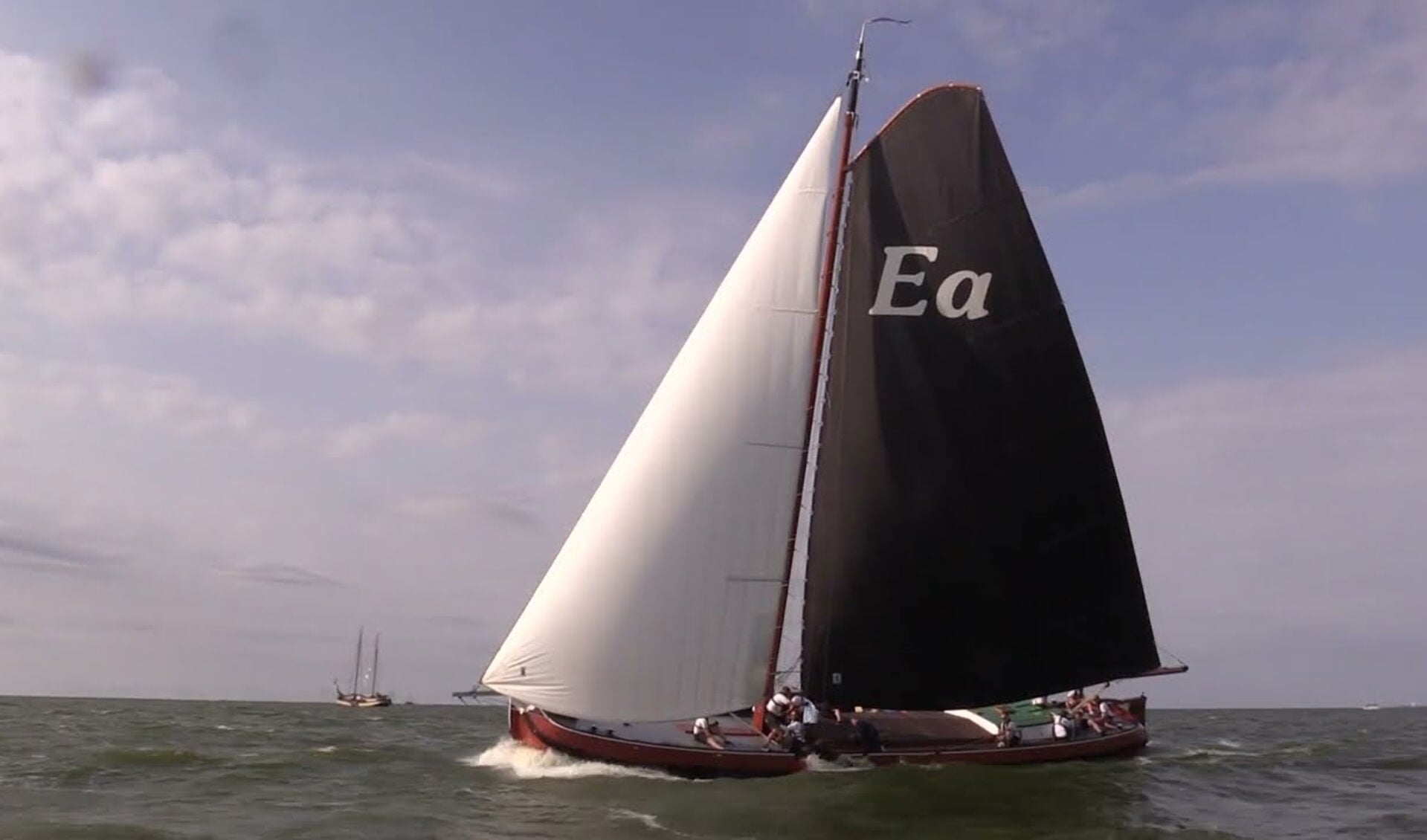 VIDEO | IFKS Skûtsjesilen op het IJsselmeer bij Stavoren