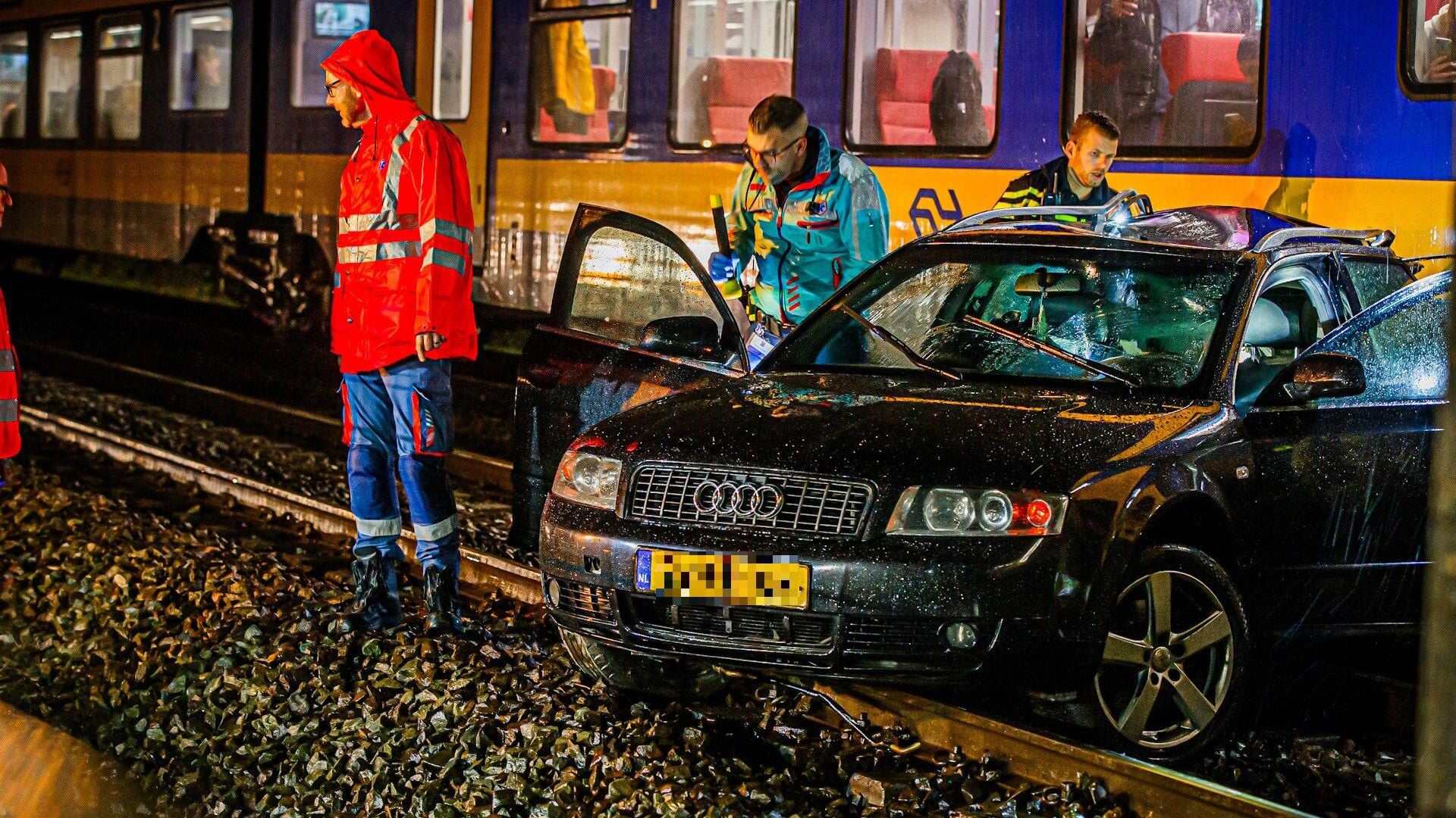 112 Boxtel: trein botst op auto op d’Ekker