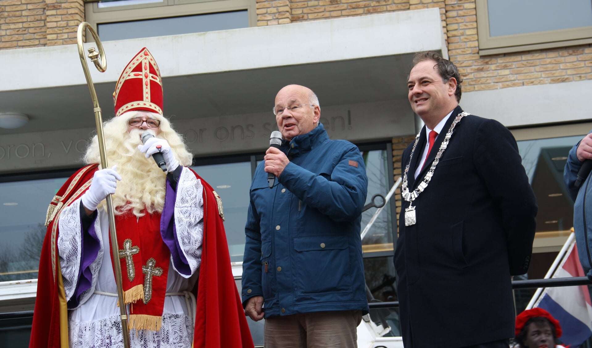 nieuw sint nicolaascomité verwelkomt sinterklaas weer in de hamershof