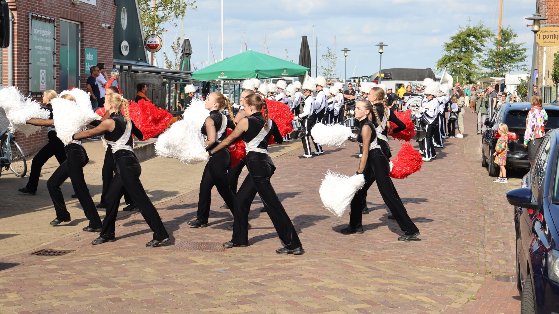 UITfestival in Woudsend: Een dag vol gezelligheid, muziek en cultuur