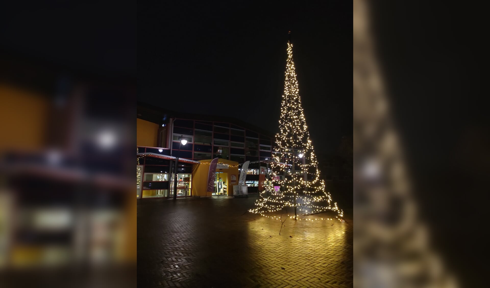 Leusden ZeT plaatst kerstboom op het Máximaplein