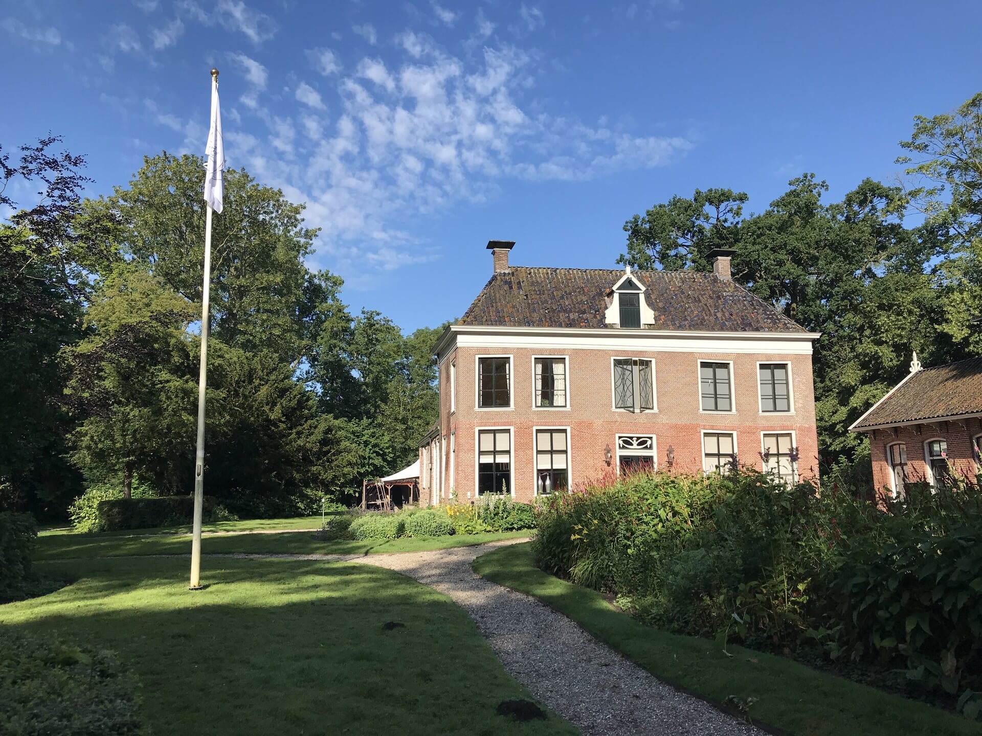 Excursie langs kerk, borg en museum in Ezinge