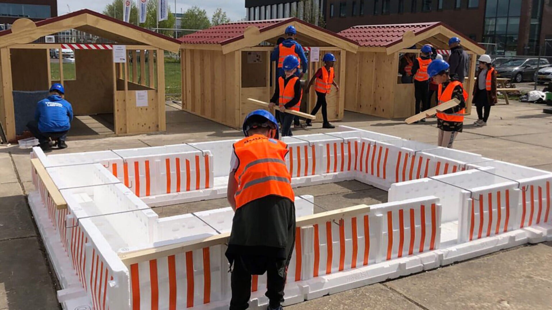 Jongeren ISK Heerenveen openen pop-up bouwplaats in Luinjeberd