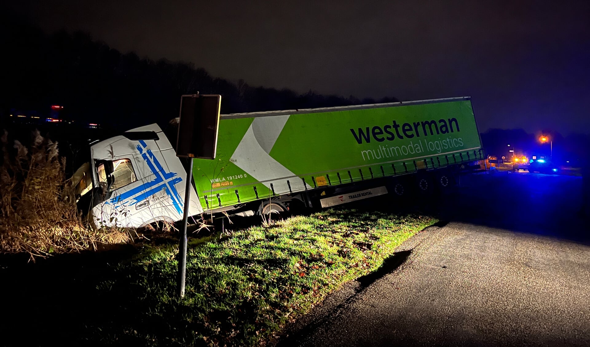 Vrachtwagen Raakt Van De Weg En Belandt In Sloot - De Puttenaer ...