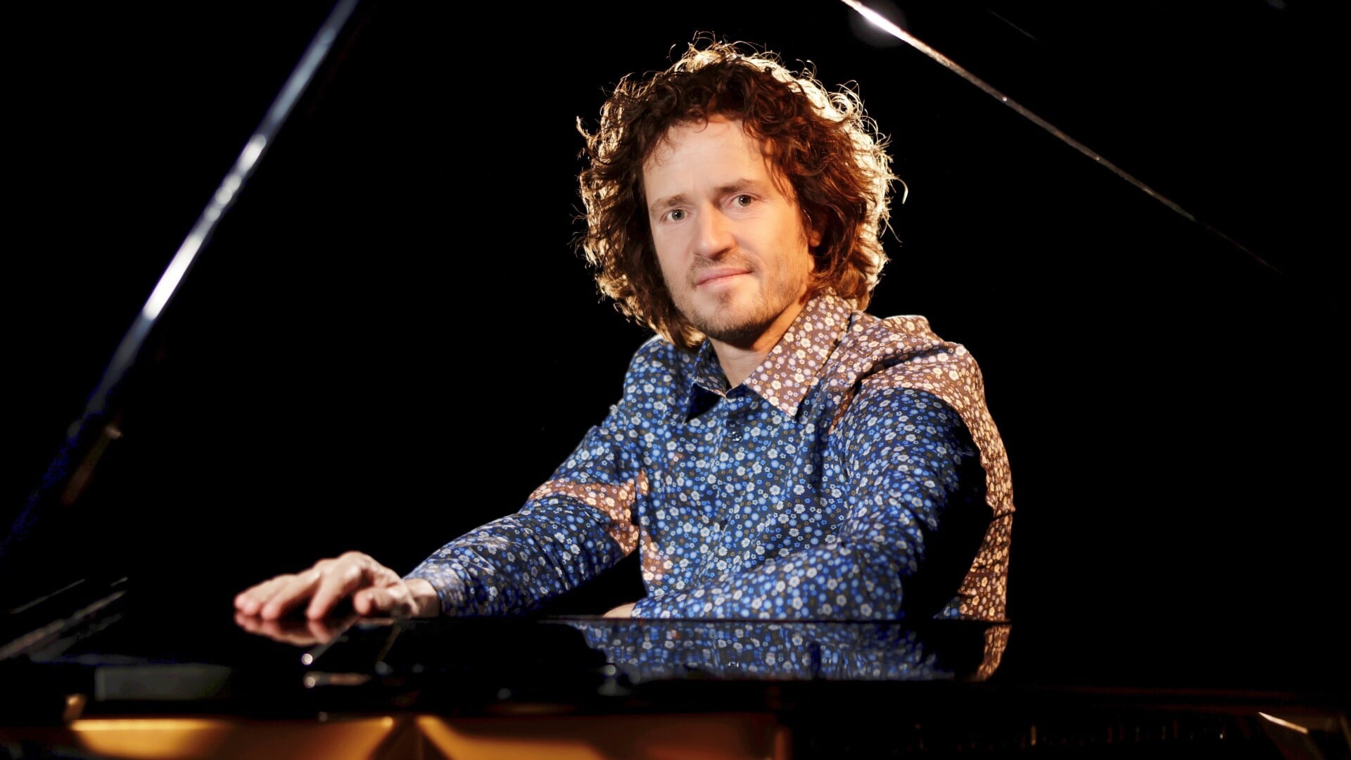 Concert zanger/pianist Roon Staal in Makkum