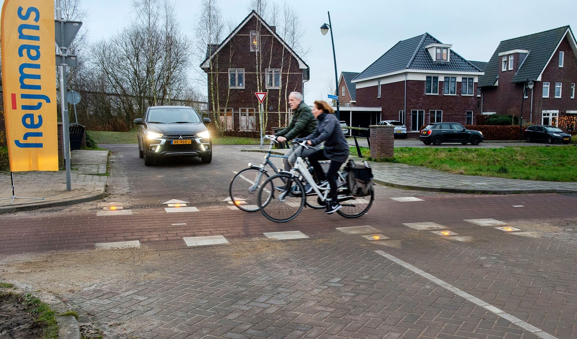Bikescout Maanwijk helpt fietsers veilig oversteken | Nieuws uit de regio Leusden